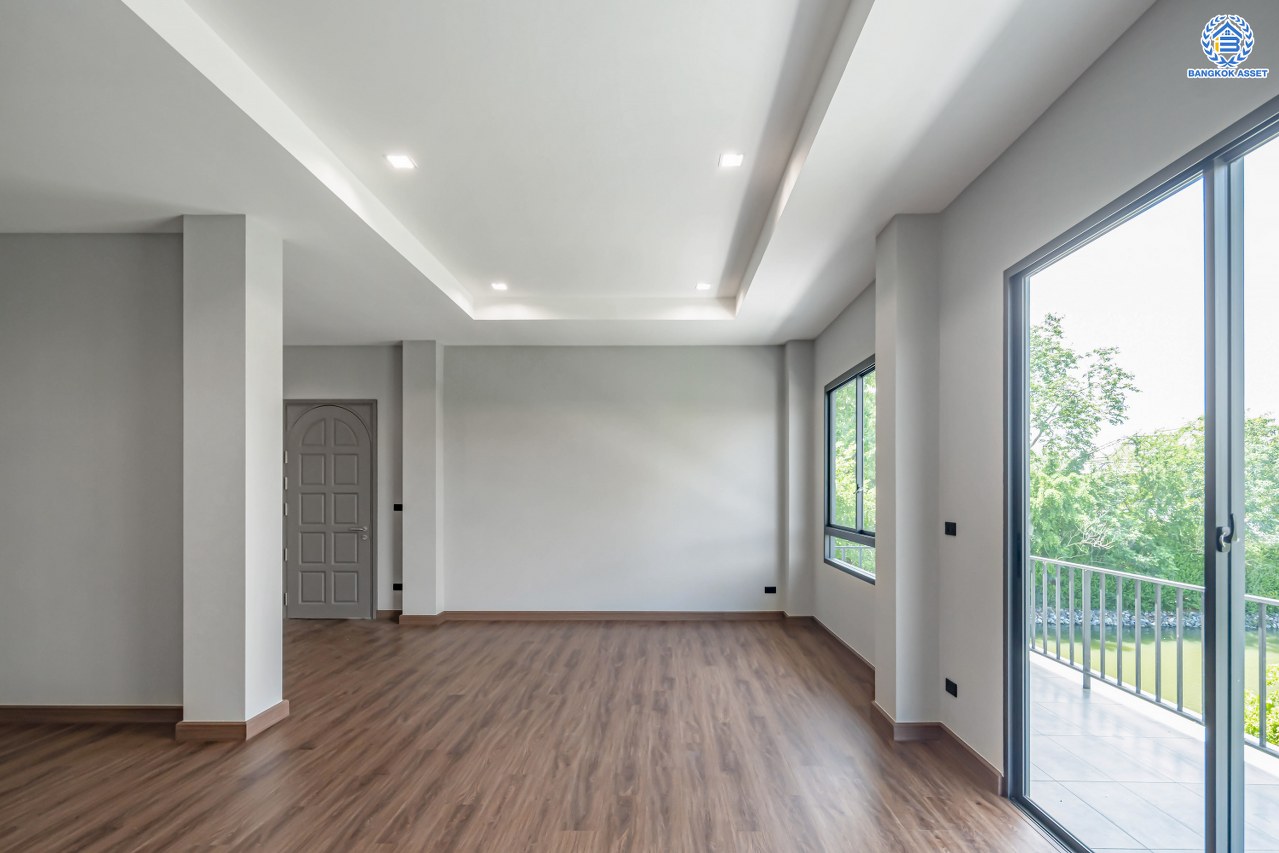 บ้านเดี่ยวหลังใหญ่ติดทะเลสาบ โครงการ กฤษดานคร20 ปิ่นเกล้า-บรมราชชนนี บนเนื้อที่กว้างถึง 337 ตร.ว. ตกแต่งด้วยวัสดุเกรดพรีเมี่ยม พร้อมสวน พื้นที่ใช้สอย 1,428.25 ตร.ม. ฟังก์ชัน 4 ห้องนอน 5 ห้องน้ำ 1 ห้องอเนกประสงค์ 2 ห้องแม่บ้าน 4 ที่จอดรถ และเปลี่ยนระบบไฟฟ้า ประปา สุขาภิบาล บนทำเลติดถนนบรมราชชนนี เชื่อมต่อทุกการเดินทาง ใกล้ ม.มหิดล และเพียง 10 นาทีถึงเซ็นทรัล ปิ่นเกล้า