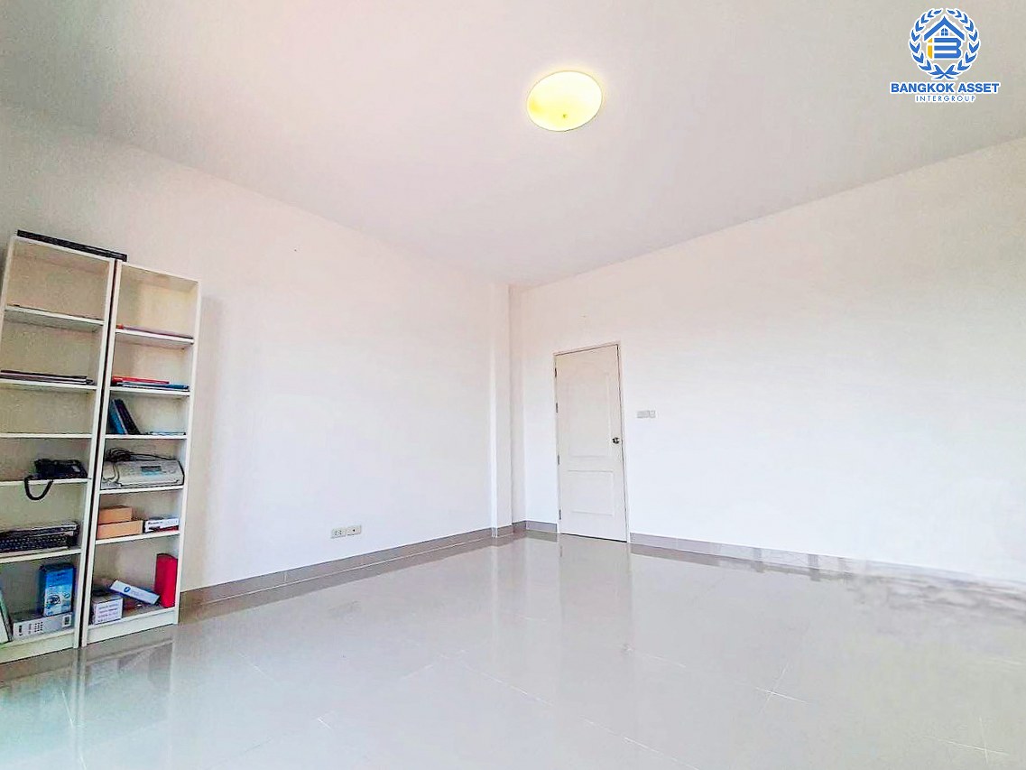 *****ทาวน์เฮ้าส์มือสองสมุทรปราการ โครงการ ธัญดา พาร์ควิว5 แพรกษา-เทพารักษ์ เนื้อที่กว้าง 24.7 ตร.ว. ฟังก์ชัน 2 ห้องนอน 2 ห้องน้ำ 1 ที่จอดรถ บ้านสภาพดี  บนทำเลเหมาะแก่การค้าขาย และโฮมออฟฟิต เชื่อมต่อถนนแพรษา, ถนนตำหรุ-บางพลี ใกล้จุดขึ้นทางด่วน "กาญจนาภิเษก" จองเลย!