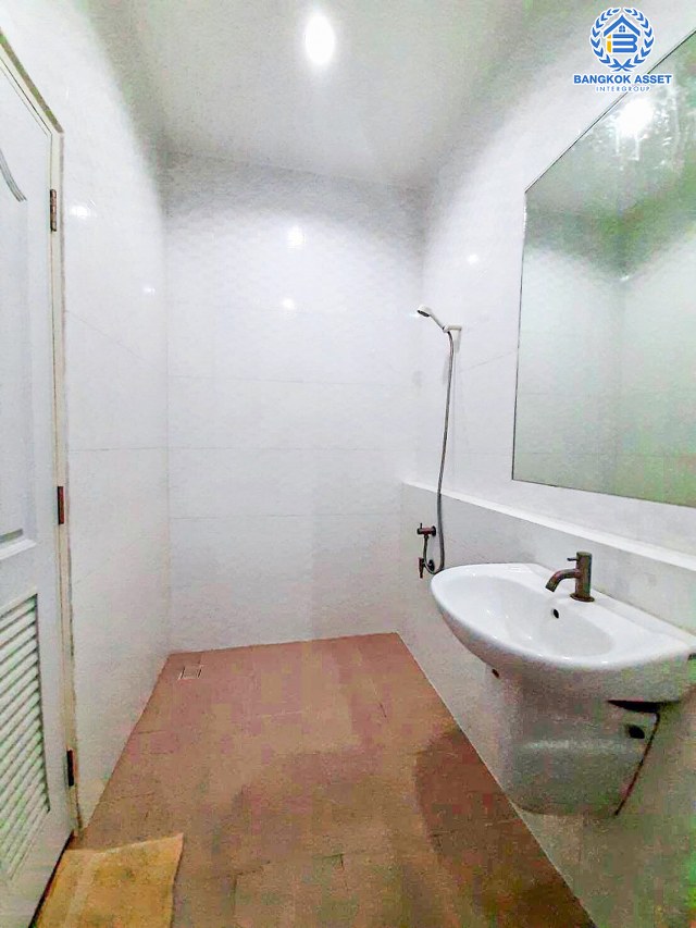 *****ทาวน์เฮ้าส์มือสองสมุทรปราการ โครงการ ธัญดา พาร์ควิว5 แพรกษา-เทพารักษ์ เนื้อที่กว้าง 24.7 ตร.ว. ฟังก์ชัน 2 ห้องนอน 2 ห้องน้ำ 1 ที่จอดรถ บ้านสภาพดี  บนทำเลเหมาะแก่การค้าขาย และโฮมออฟฟิต เชื่อมต่อถนนแพรษา, ถนนตำหรุ-บางพลี ใกล้จุดขึ้นทางด่วน "กาญจนาภิเษก" จองเลย!