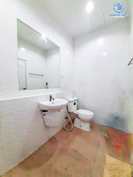 *****ทาวน์เฮ้าส์มือสองสมุทรปราการ โครงการ ธัญดา พาร์ควิว5 แพรกษา-เทพารักษ์ เนื้อที่กว้าง 24.7 ตร.ว. ฟังก์ชัน 2 ห้องนอน 2 ห้องน้ำ 1 ที่จอดรถ บ้านสภาพดี  บนทำเลเหมาะแก่การค้าขาย และโฮมออฟฟิต เชื่อมต่อถนนแพรษา, ถนนตำหรุ-บางพลี ใกล้จุดขึ้นทางด่วน "กาญจนาภิเษก" จองเลย!