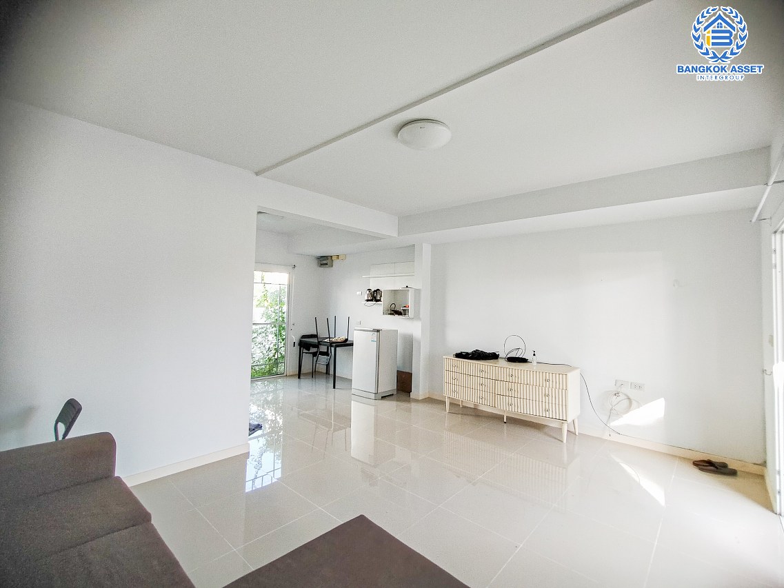 *****ทาวน์เฮ้าส์มือสองสมุทรปราการ โครงการ Villaggio บางนา หลังมุม! เนื้อที่กว้าง 21.7 ตร.ว. ฟังก์ชัน 2 ห้องนอน 3 ห้องน้ำ 1 ที่จอดรถ หน้าบ้านเป็นสวน ไม่ชนใคร บรรยากาศเงียบสงบ บนทำเลใกล้สนามบินสุวรรณภูมิ ใกล้ทางด่วน "บูรพาวิถี" และทางด่วน "วงแหวนอุตสาหกรรมบนเส้นกาญจนาภิเษก"