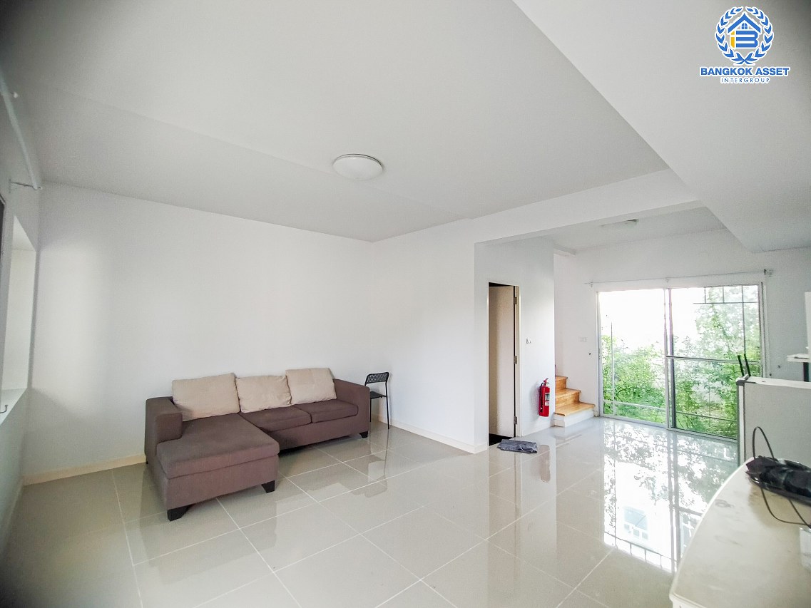 *****ทาวน์เฮ้าส์มือสองสมุทรปราการ โครงการ Villaggio บางนา หลังมุม! เนื้อที่กว้าง 21.7 ตร.ว. ฟังก์ชัน 2 ห้องนอน 3 ห้องน้ำ 1 ที่จอดรถ หน้าบ้านเป็นสวน ไม่ชนใคร บรรยากาศเงียบสงบ บนทำเลใกล้สนามบินสุวรรณภูมิ ใกล้ทางด่วน "บูรพาวิถี" และทางด่วน "วงแหวนอุตสาหกรรมบนเส้นกาญจนาภิเษก"