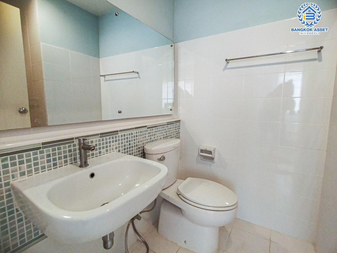 *****ทาวน์เฮ้าส์มือสองสมุทรปราการ โครงการ Villaggio บางนา หลังมุม! เนื้อที่กว้าง 21.7 ตร.ว. ฟังก์ชัน 2 ห้องนอน 3 ห้องน้ำ 1 ที่จอดรถ หน้าบ้านเป็นสวน ไม่ชนใคร บรรยากาศเงียบสงบ บนทำเลใกล้สนามบินสุวรรณภูมิ ใกล้ทางด่วน "บูรพาวิถี" และทางด่วน "วงแหวนอุตสาหกรรมบนเส้นกาญจนาภิเษก"