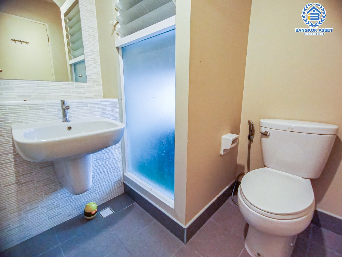 *****ทาวน์เฮ้าส์มือสองสมุทรปราการ โครงการ Villaggio บางนา หลังมุม! เนื้อที่กว้าง 21.7 ตร.ว. ฟังก์ชัน 2 ห้องนอน 3 ห้องน้ำ 1 ที่จอดรถ หน้าบ้านเป็นสวน ไม่ชนใคร บรรยากาศเงียบสงบ บนทำเลใกล้สนามบินสุวรรณภูมิ ใกล้ทางด่วน "บูรพาวิถี" และทางด่วน "วงแหวนอุตสาหกรรมบนเส้นกาญจนาภิเษก"