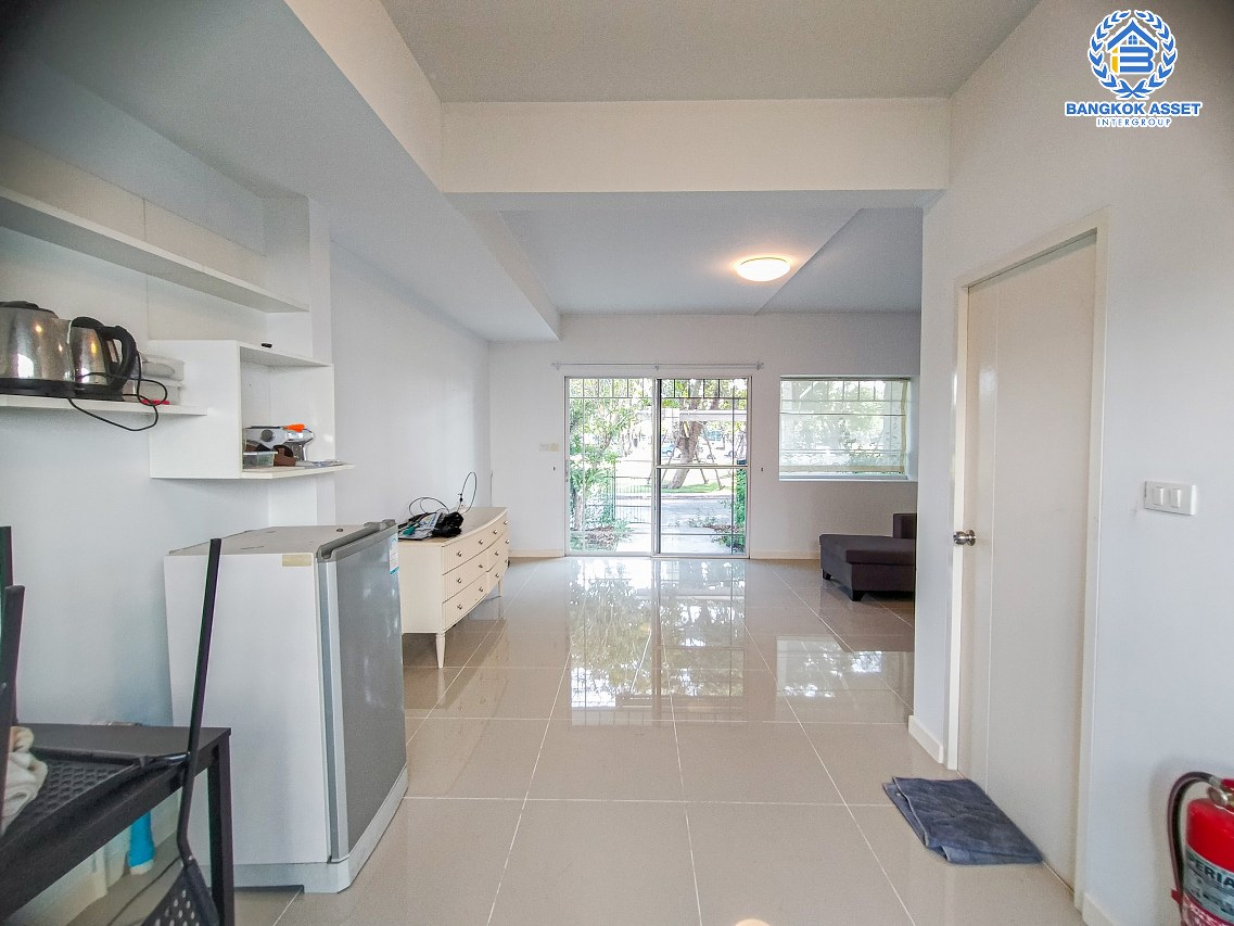 *****ทาวน์เฮ้าส์มือสองสมุทรปราการ โครงการ Villaggio บางนา หลังมุม! เนื้อที่กว้าง 21.7 ตร.ว. ฟังก์ชัน 2 ห้องนอน 3 ห้องน้ำ 1 ที่จอดรถ หน้าบ้านเป็นสวน ไม่ชนใคร บรรยากาศเงียบสงบ บนทำเลใกล้สนามบินสุวรรณภูมิ ใกล้ทางด่วน "บูรพาวิถี" และทางด่วน "วงแหวนอุตสาหกรรมบนเส้นกาญจนาภิเษก"