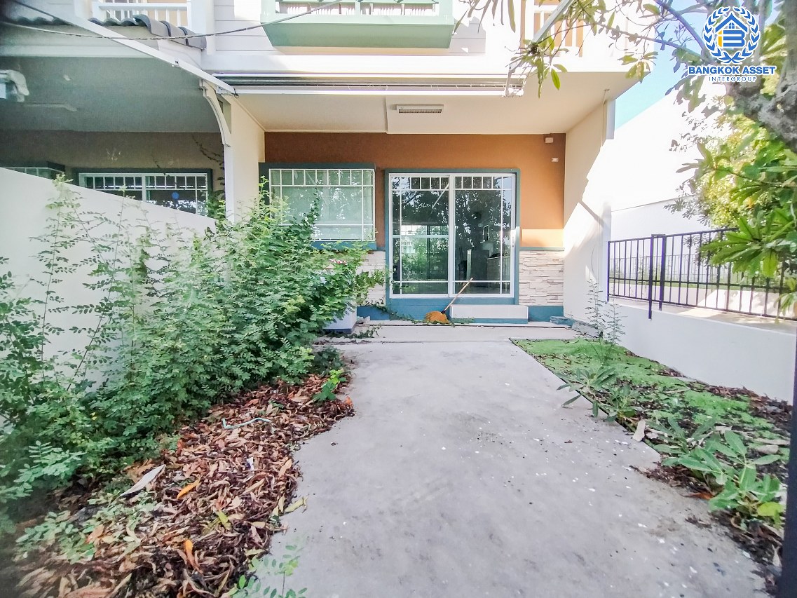 *****ทาวน์เฮ้าส์มือสองสมุทรปราการ โครงการ Villaggio บางนา หลังมุม! เนื้อที่กว้าง 21.7 ตร.ว. ฟังก์ชัน 2 ห้องนอน 3 ห้องน้ำ 1 ที่จอดรถ หน้าบ้านเป็นสวน ไม่ชนใคร บรรยากาศเงียบสงบ บนทำเลใกล้สนามบินสุวรรณภูมิ ใกล้ทางด่วน "บูรพาวิถี" และทางด่วน "วงแหวนอุตสาหกรรมบนเส้นกาญจนาภิเษก"