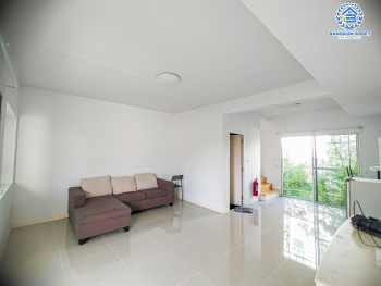 *****ทาวน์เฮ้าส์มือสองสมุทรปราการ โครงการ Villaggio บางนา หลังมุม! เนื้อที่กว้าง 21.7 ตร.ว. ฟังก์ชัน 2 ห้องนอน 3 ห้องน้ำ 1 ที่จอดรถ หน้าบ้านเป็นสวน ไม่ชนใคร บรรยากาศเงียบสงบ บนทำเลใกล้สนามบินสุวรรณภูมิ ใกล้ทางด่วน "บูรพาวิถี" และทางด่วน "วงแหวนอุตสาหกรรมบนเส้นกาญจนาภิเษก"