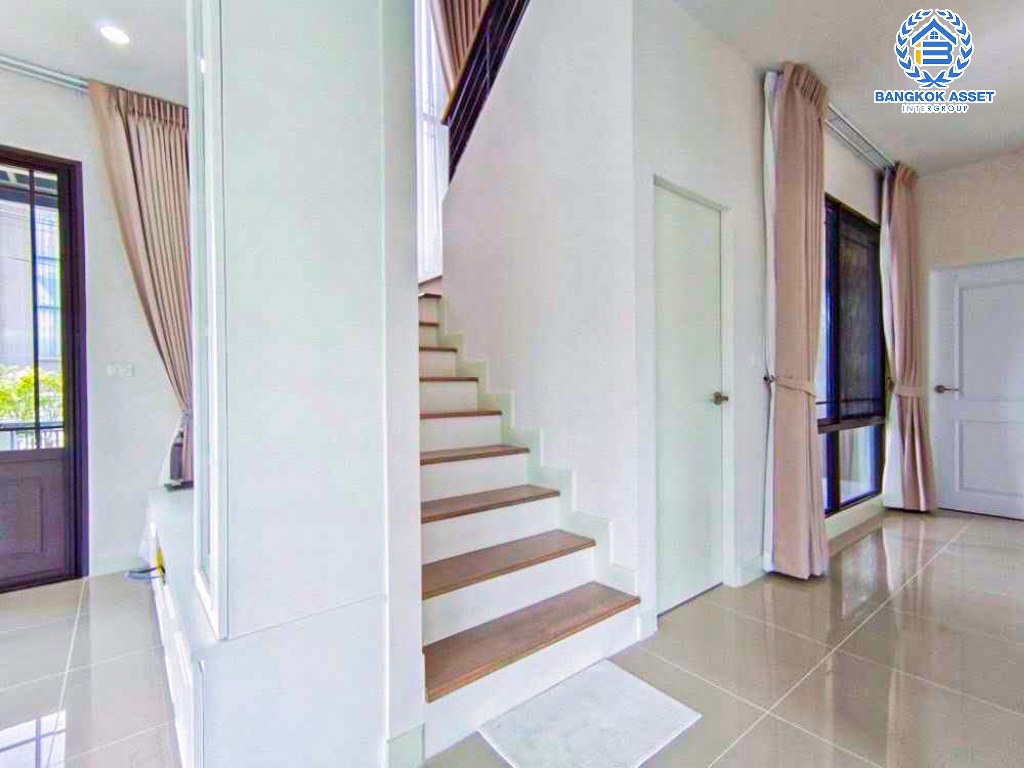 *****บ้านแฝดมือสอง โครงการ แกรนด์ พลีโน่ ราชพฤกษ์ เนื้อที่กว้าง 37.10 ตร.ว. ฟังก์ชัน 4 ห้องนอน 4 ห้องน้ำ 2 ที่จอดรถ บ้านสภาพดีเยี่ยม พื้นที่ใช้สอยกว้างขวาง บนทำเลเดินทางสะดวก เชื่อมต่อถนนราชพฤกษ์ กาญจานาภิเษก ถนนราชพฤกษ์ ใกล้รถไฟฟ้าสายสีม่วง "สถานีบางรักใหญ่" และจุดขึ้นทางด่วน "งามวงศ์วาน"