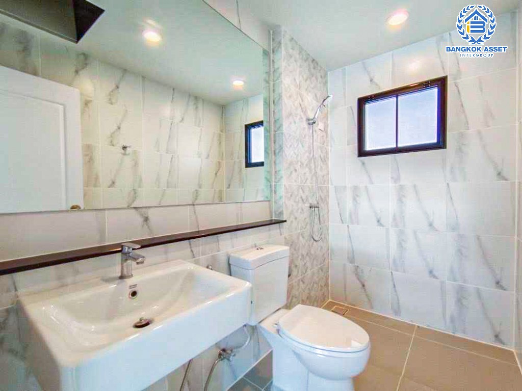 *****บ้านแฝดมือสอง โครงการ แกรนด์ พลีโน่ ราชพฤกษ์ เนื้อที่กว้าง 37.10 ตร.ว. ฟังก์ชัน 4 ห้องนอน 4 ห้องน้ำ 2 ที่จอดรถ บ้านสภาพดีเยี่ยม พื้นที่ใช้สอยกว้างขวาง บนทำเลเดินทางสะดวก เชื่อมต่อถนนราชพฤกษ์ กาญจานาภิเษก ถนนราชพฤกษ์ ใกล้รถไฟฟ้าสายสีม่วง "สถานีบางรักใหญ่" และจุดขึ้นทางด่วน "งามวงศ์วาน"