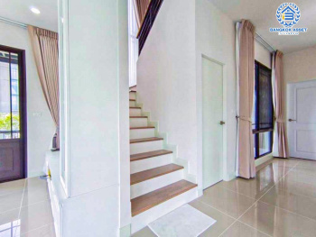 *****บ้านแฝดมือสอง โครงการ แกรนด์ พลีโน่ ราชพฤกษ์ เนื้อที่กว้าง 37.10 ตร.ว. ฟังก์ชัน 4 ห้องนอน 4 ห้องน้ำ 2 ที่จอดรถ บ้านสภาพดีเยี่ยม พื้นที่ใช้สอยกว้างขวาง บนทำเลเดินทางสะดวก เชื่อมต่อถนนราชพฤกษ์ กาญจานาภิเษก ถนนราชพฤกษ์ ใกล้รถไฟฟ้าสายสีม่วง "สถานีบางรักใหญ่" และจุดขึ้นทางด่วน "งามวงศ์วาน"