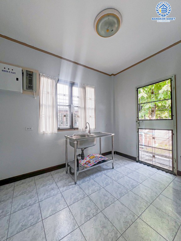 *****บ้านเดี่ยวมือสอง โครงการ ปาริชาต 345 เนื้อที่กว้าง 77 ตร.ว. ฟังก์ชัน 3 ห้องนอน 2 ห้องน้ำ 1 ที่จอดรถ พื้นที่ใช้สอยกว้างขวาง บนทำเลเดินทางสะดวกสบาย เชื่อมต่อถนนสะพานนนทบุรี-บางบัวทอง ถนนรัตนาธิเบศร์ ถนนราชพฤกษ์ ใกล้โครงการรถไฟฟ้าสายสีชมพู "สถานีปากเกร็ด" และจุดขึ้นทางด่วน "ศรีสมาน"