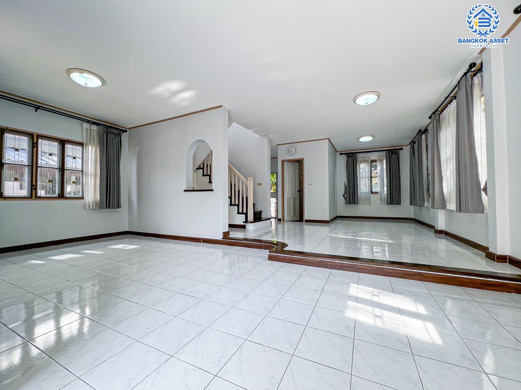 *****บ้านเดี่ยวมือสอง โครงการ ปาริชาต 345 เนื้อที่กว้าง 77 ตร.ว. ฟังก์ชัน 3 ห้องนอน 2 ห้องน้ำ 1 ที่จอดรถ พื้นที่ใช้สอยกว้างขวาง บนทำเลเดินทางสะดวกสบาย เชื่อมต่อถนนสะพานนนทบุรี-บางบัวทอง ถนนรัตนาธิเบศร์ ถนนราชพฤกษ์ ใกล้โครงการรถไฟฟ้าสายสีชมพู "สถานีปากเกร็ด" และจุดขึ้นทางด่วน "ศรีสมาน"