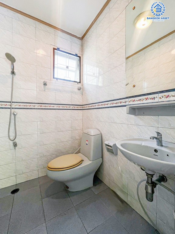 *****บ้านเดี่ยวมือสอง โครงการ ปาริชาต 345 เนื้อที่กว้าง 77 ตร.ว. ฟังก์ชัน 3 ห้องนอน 2 ห้องน้ำ 1 ที่จอดรถ พื้นที่ใช้สอยกว้างขวาง บนทำเลเดินทางสะดวกสบาย เชื่อมต่อถนนสะพานนนทบุรี-บางบัวทอง ถนนรัตนาธิเบศร์ ถนนราชพฤกษ์ ใกล้โครงการรถไฟฟ้าสายสีชมพู "สถานีปากเกร็ด" และจุดขึ้นทางด่วน "ศรีสมาน"