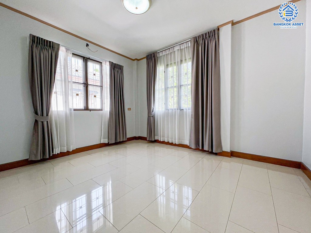 *****บ้านเดี่ยวมือสอง โครงการ ปาริชาต 345 เนื้อที่กว้าง 77 ตร.ว. ฟังก์ชัน 3 ห้องนอน 2 ห้องน้ำ 1 ที่จอดรถ พื้นที่ใช้สอยกว้างขวาง บนทำเลเดินทางสะดวกสบาย เชื่อมต่อถนนสะพานนนทบุรี-บางบัวทอง ถนนรัตนาธิเบศร์ ถนนราชพฤกษ์ ใกล้โครงการรถไฟฟ้าสายสีชมพู "สถานีปากเกร็ด" และจุดขึ้นทางด่วน "ศรีสมาน"