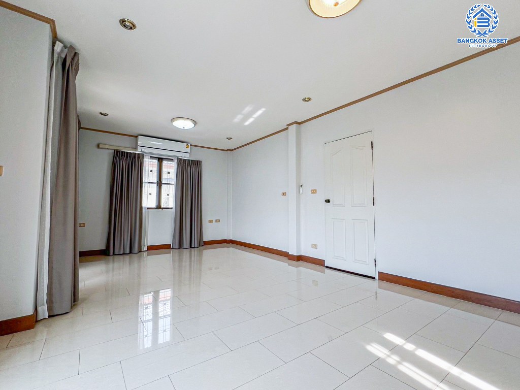 *****บ้านเดี่ยวมือสอง โครงการ ปาริชาต 345 เนื้อที่กว้าง 77 ตร.ว. ฟังก์ชัน 3 ห้องนอน 2 ห้องน้ำ 1 ที่จอดรถ พื้นที่ใช้สอยกว้างขวาง บนทำเลเดินทางสะดวกสบาย เชื่อมต่อถนนสะพานนนทบุรี-บางบัวทอง ถนนรัตนาธิเบศร์ ถนนราชพฤกษ์ ใกล้โครงการรถไฟฟ้าสายสีชมพู "สถานีปากเกร็ด" และจุดขึ้นทางด่วน "ศรีสมาน"