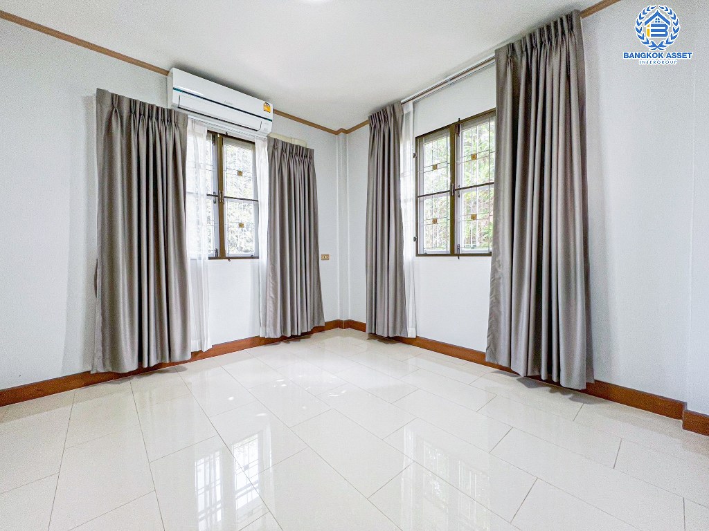 *****บ้านเดี่ยวมือสอง โครงการ ปาริชาต 345 เนื้อที่กว้าง 77 ตร.ว. ฟังก์ชัน 3 ห้องนอน 2 ห้องน้ำ 1 ที่จอดรถ พื้นที่ใช้สอยกว้างขวาง บนทำเลเดินทางสะดวกสบาย เชื่อมต่อถนนสะพานนนทบุรี-บางบัวทอง ถนนรัตนาธิเบศร์ ถนนราชพฤกษ์ ใกล้โครงการรถไฟฟ้าสายสีชมพู "สถานีปากเกร็ด" และจุดขึ้นทางด่วน "ศรีสมาน"