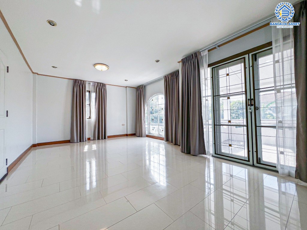 *****บ้านเดี่ยวมือสอง โครงการ ปาริชาต 345 เนื้อที่กว้าง 77 ตร.ว. ฟังก์ชัน 3 ห้องนอน 2 ห้องน้ำ 1 ที่จอดรถ พื้นที่ใช้สอยกว้างขวาง บนทำเลเดินทางสะดวกสบาย เชื่อมต่อถนนสะพานนนทบุรี-บางบัวทอง ถนนรัตนาธิเบศร์ ถนนราชพฤกษ์ ใกล้โครงการรถไฟฟ้าสายสีชมพู "สถานีปากเกร็ด" และจุดขึ้นทางด่วน "ศรีสมาน"