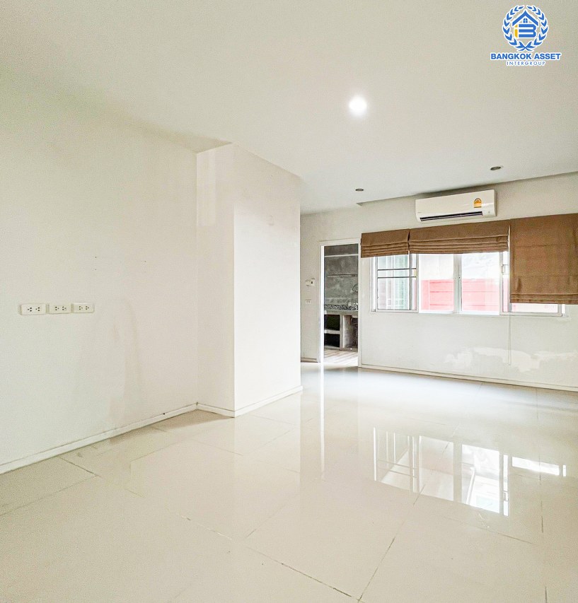 *****ทาวน์เฮ้าส์มือสองกรุงเทพมหานคร โครงการ แฮปปี้วิลล์ ดอนเเมือง เนื้อที่เกือบ 18 ตร.ว. ฟังก์ชัน 3 ห้องนอน 2 ห้องน้ำ 1 ที่จอดรถ ต่อเติมครัว และโรงจอดรถเรียบร้อย แถมฟรี! 4 เครื่องปรับอากาศ บนทำเลเดินทางสะดวก เชื่อมต่อถนนสรงประภา, ถนนวิภาวดีรังสิต ใกล้รถไฟฟ้าสายสีแดง "สถานีดอนเมือง" จองเลย!