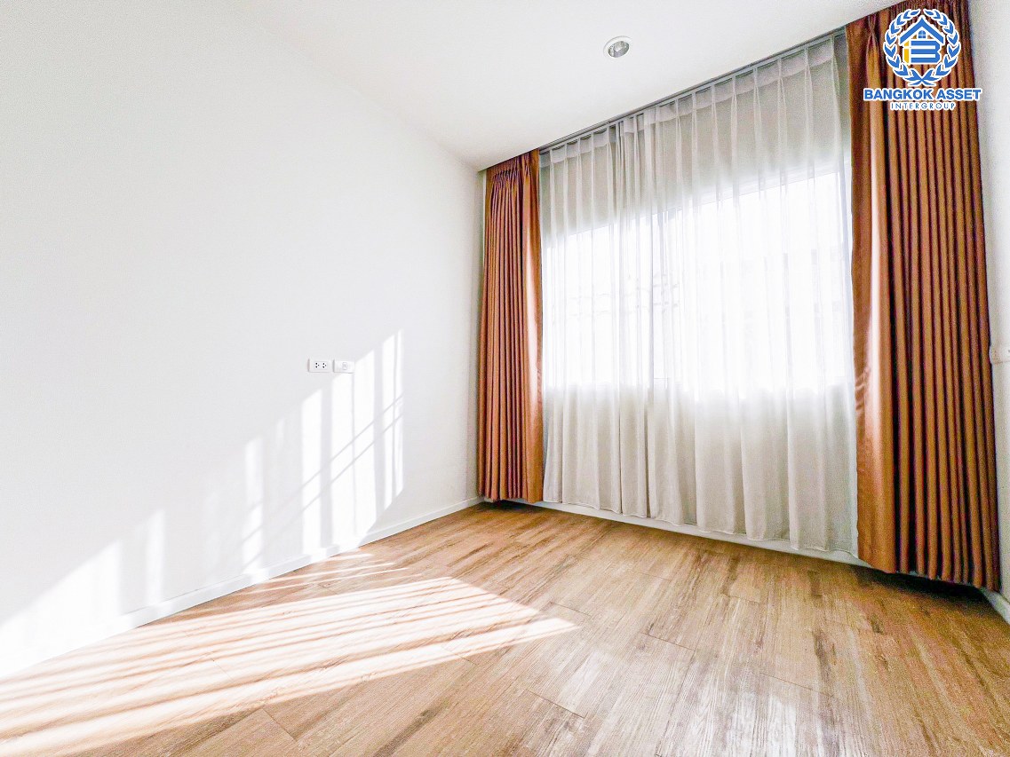 *****ทาวน์เฮ้าส์มือสองกรุงเทพมหานคร โครงการ แฮปปี้วิลล์ ดอนเเมือง เนื้อที่เกือบ 18 ตร.ว. ฟังก์ชัน 3 ห้องนอน 2 ห้องน้ำ 1 ที่จอดรถ ต่อเติมครัว และโรงจอดรถเรียบร้อย แถมฟรี! 4 เครื่องปรับอากาศ บนทำเลเดินทางสะดวก เชื่อมต่อถนนสรงประภา, ถนนวิภาวดีรังสิต ใกล้รถไฟฟ้าสายสีแดง "สถานีดอนเมือง" จองเลย!