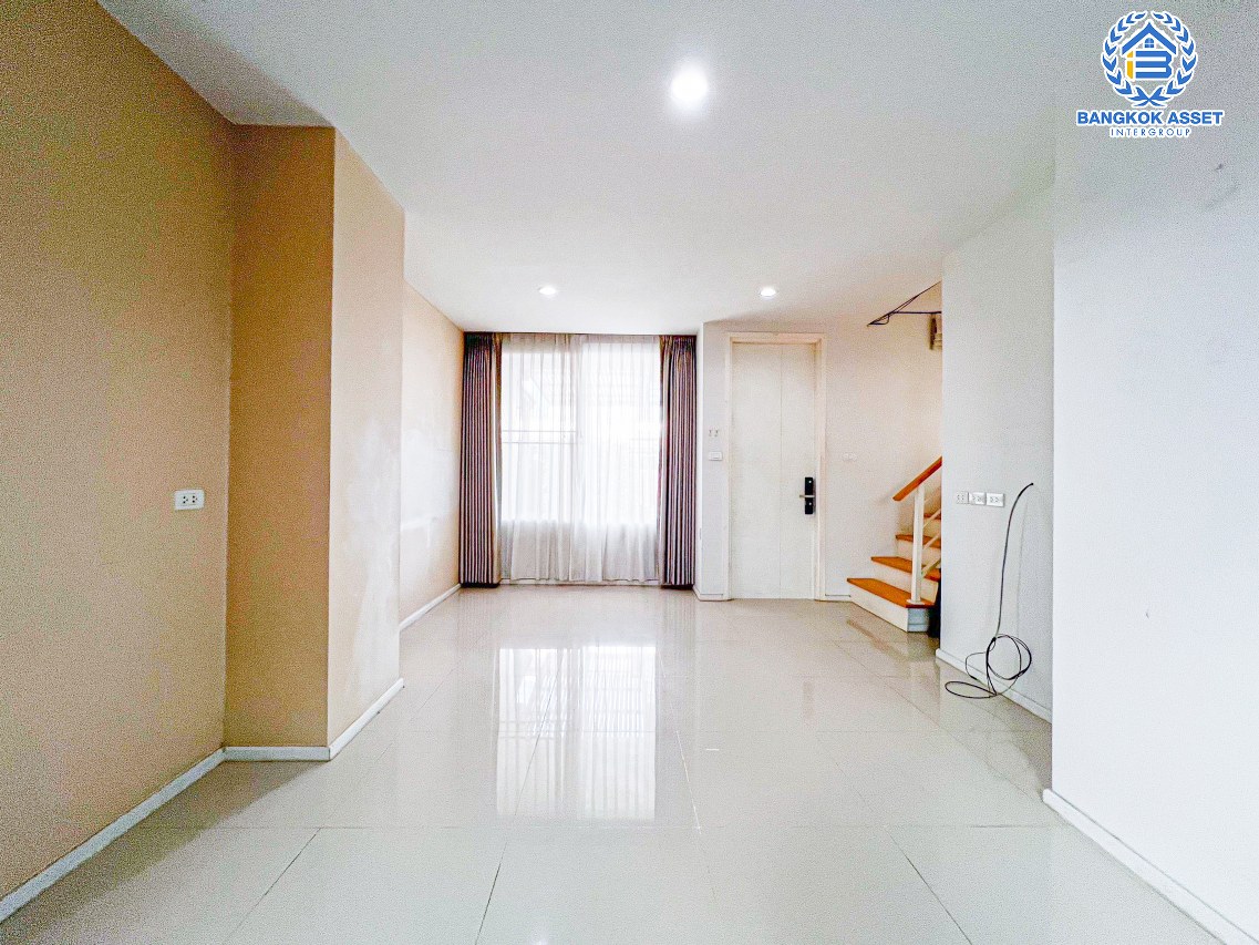 *****ทาวน์เฮ้าส์มือสองกรุงเทพมหานคร โครงการ แฮปปี้วิลล์ ดอนเเมือง เนื้อที่เกือบ 18 ตร.ว. ฟังก์ชัน 3 ห้องนอน 2 ห้องน้ำ 1 ที่จอดรถ ต่อเติมครัว และโรงจอดรถเรียบร้อย แถมฟรี! 4 เครื่องปรับอากาศ บนทำเลเดินทางสะดวก เชื่อมต่อถนนสรงประภา, ถนนวิภาวดีรังสิต ใกล้รถไฟฟ้าสายสีแดง "สถานีดอนเมือง" จองเลย!