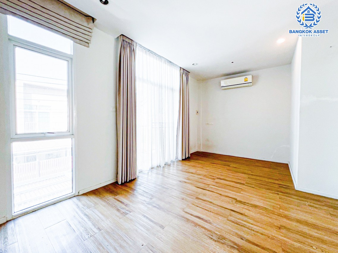 *****ทาวน์เฮ้าส์มือสองกรุงเทพมหานคร โครงการ แฮปปี้วิลล์ ดอนเเมือง เนื้อที่เกือบ 18 ตร.ว. ฟังก์ชัน 3 ห้องนอน 2 ห้องน้ำ 1 ที่จอดรถ ต่อเติมครัว และโรงจอดรถเรียบร้อย แถมฟรี! 4 เครื่องปรับอากาศ บนทำเลเดินทางสะดวก เชื่อมต่อถนนสรงประภา, ถนนวิภาวดีรังสิต ใกล้รถไฟฟ้าสายสีแดง "สถานีดอนเมือง" จองเลย!