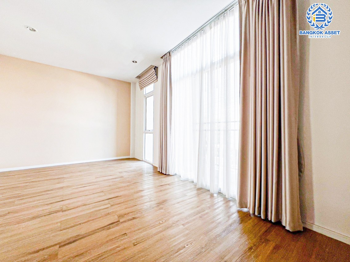 *****ทาวน์เฮ้าส์มือสองกรุงเทพมหานคร โครงการ แฮปปี้วิลล์ ดอนเเมือง เนื้อที่เกือบ 18 ตร.ว. ฟังก์ชัน 3 ห้องนอน 2 ห้องน้ำ 1 ที่จอดรถ ต่อเติมครัว และโรงจอดรถเรียบร้อย แถมฟรี! 4 เครื่องปรับอากาศ บนทำเลเดินทางสะดวก เชื่อมต่อถนนสรงประภา, ถนนวิภาวดีรังสิต ใกล้รถไฟฟ้าสายสีแดง "สถานีดอนเมือง" จองเลย!