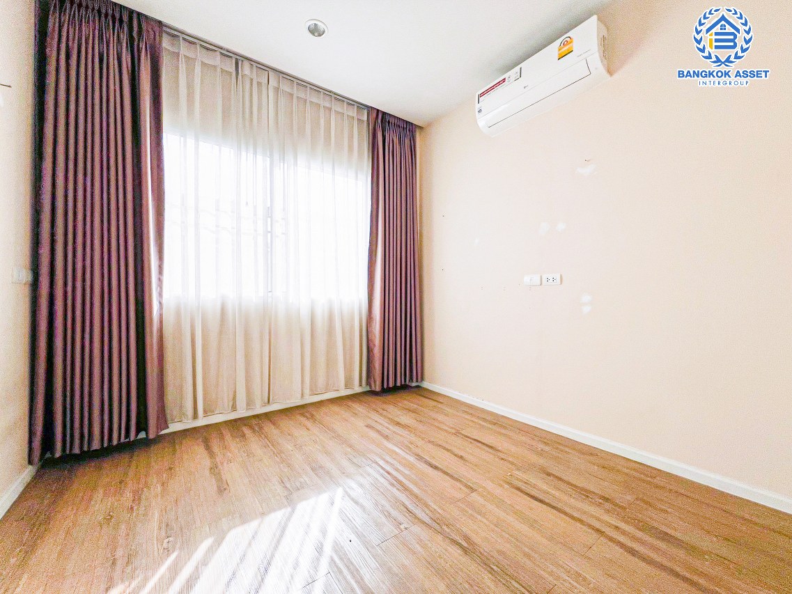 *****ทาวน์เฮ้าส์มือสองกรุงเทพมหานคร โครงการ แฮปปี้วิลล์ ดอนเเมือง เนื้อที่เกือบ 18 ตร.ว. ฟังก์ชัน 3 ห้องนอน 2 ห้องน้ำ 1 ที่จอดรถ ต่อเติมครัว และโรงจอดรถเรียบร้อย แถมฟรี! 4 เครื่องปรับอากาศ บนทำเลเดินทางสะดวก เชื่อมต่อถนนสรงประภา, ถนนวิภาวดีรังสิต ใกล้รถไฟฟ้าสายสีแดง "สถานีดอนเมือง" จองเลย!