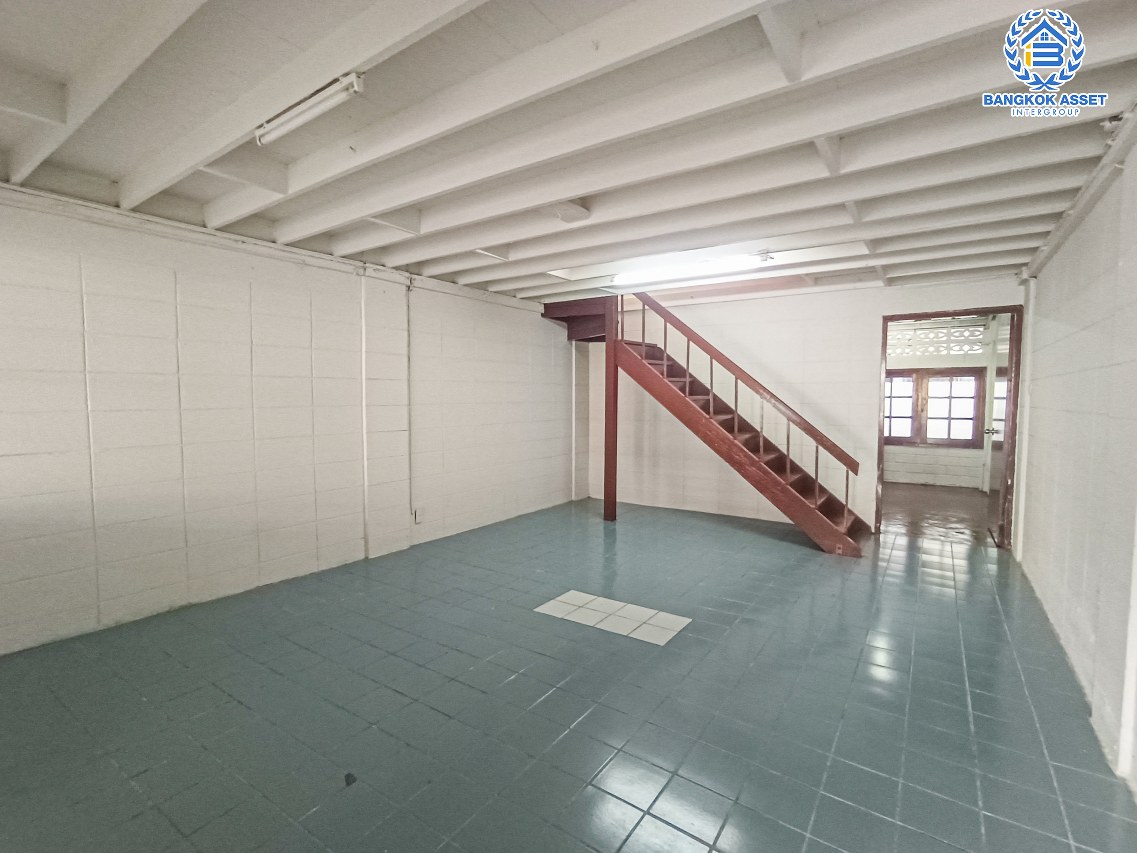 *****ทาวน์เฮ้าส์มือสองนนทบุรี หมู่บ้าน ประชานิเวศน์3 สามัคคี เนื้อที่กว้าง 21 ตร.ว. ฟังก์ชัน 2 ห้องนอน 2 ห้องน้ำ 1 ที่จอดรถ บ้านสภาพดี พร้อมเข้าอยู่ บนทำเลเดินทางสะดวก เชื่อมต่อถนนงามวงศ์วาน ใกล้ทางด่วน "ศรีรัช" และรถไฟฟ้าสายสีม่วง "สถาศูนย์ราชการนนทบุรี" เพียง 15 นาทีเท่านั้น!