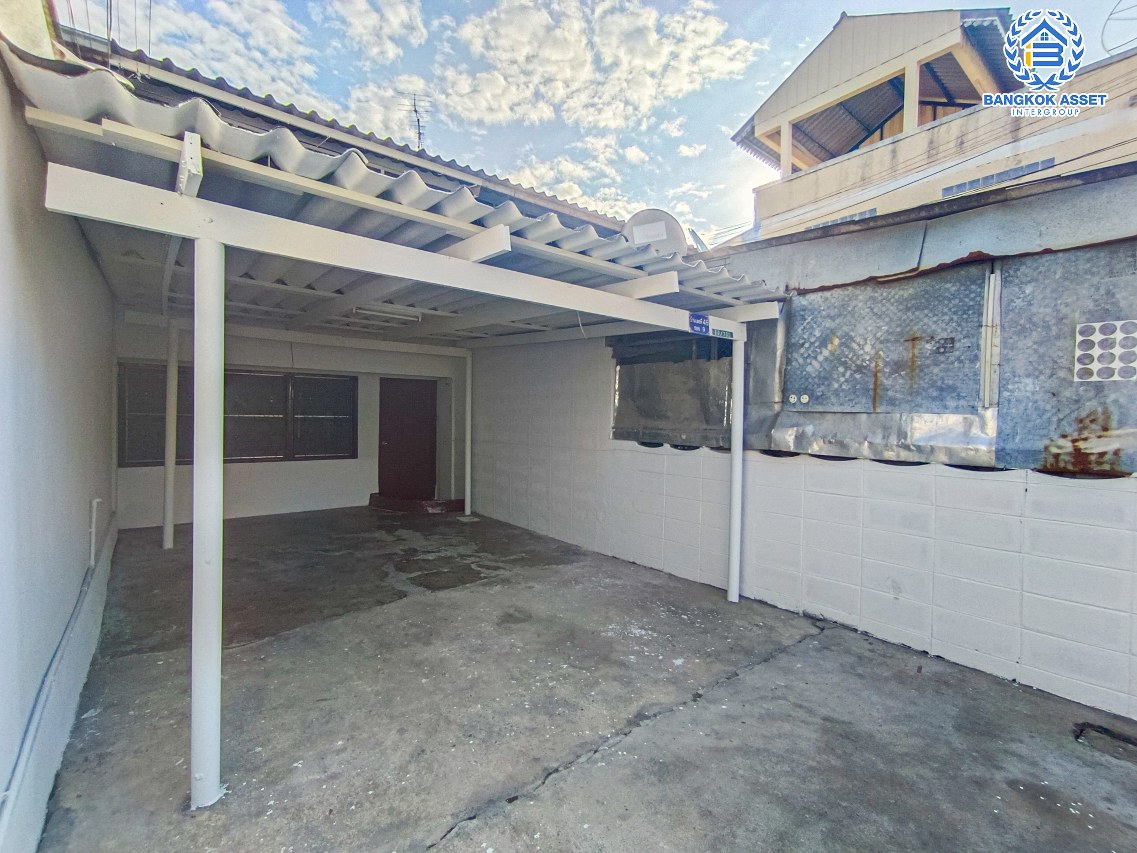 *****ทาวน์เฮ้าส์มือสองนนทบุรี หมู่บ้าน ประชานิเวศน์3 สามัคคี เนื้อที่กว้าง 21 ตร.ว. ฟังก์ชัน 2 ห้องนอน 2 ห้องน้ำ 1 ที่จอดรถ บ้านสภาพดี พร้อมเข้าอยู่ บนทำเลเดินทางสะดวก เชื่อมต่อถนนงามวงศ์วาน ใกล้ทางด่วน "ศรีรัช" และรถไฟฟ้าสายสีม่วง "สถาศูนย์ราชการนนทบุรี" เพียง 15 นาทีเท่านั้น!