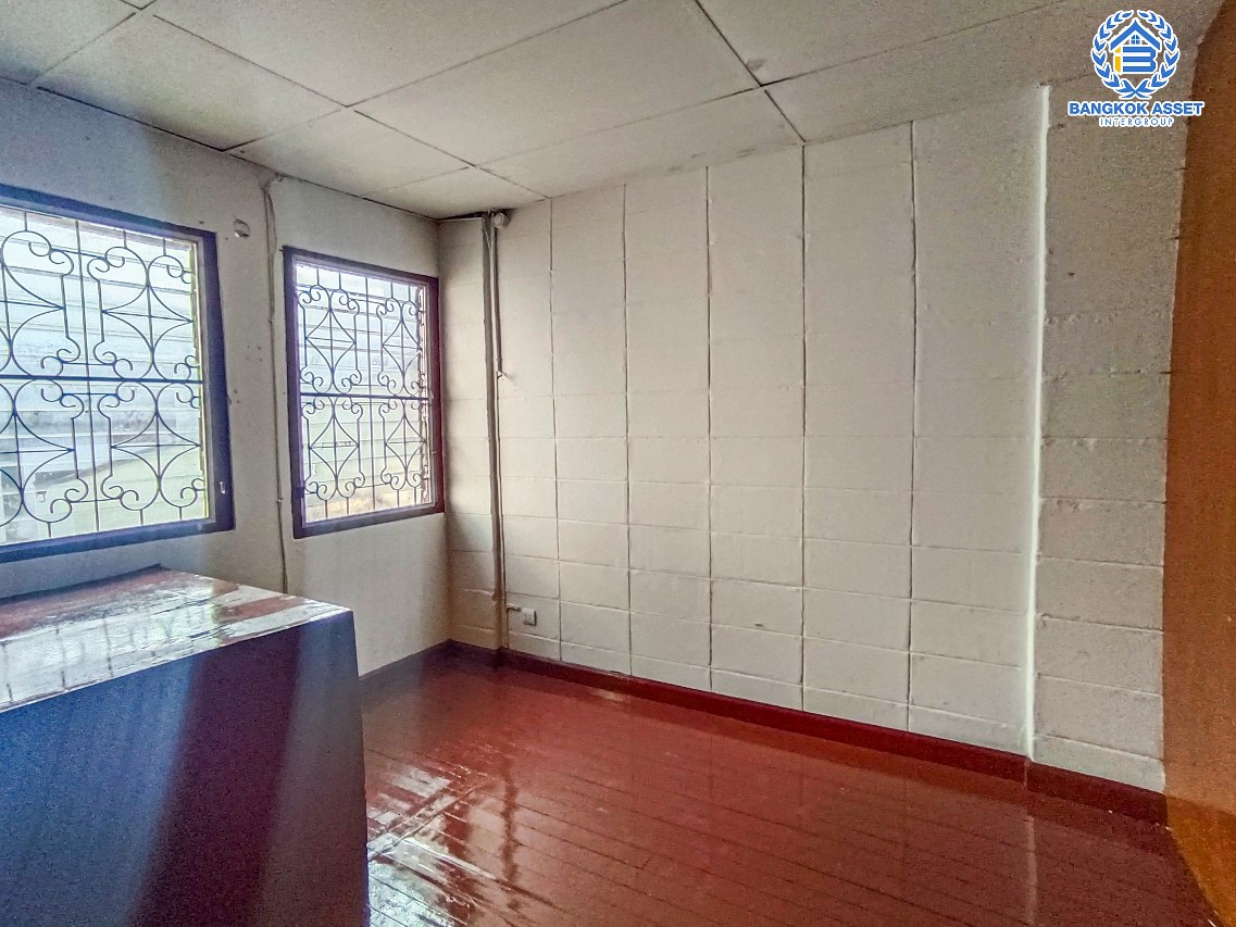 *****ทาวน์เฮ้าส์มือสองนนทบุรี หมู่บ้าน ประชานิเวศน์3 สามัคคี เนื้อที่กว้าง 21 ตร.ว. ฟังก์ชัน 2 ห้องนอน 2 ห้องน้ำ 1 ที่จอดรถ บ้านสภาพดี พร้อมเข้าอยู่ บนทำเลเดินทางสะดวก เชื่อมต่อถนนงามวงศ์วาน ใกล้ทางด่วน "ศรีรัช" และรถไฟฟ้าสายสีม่วง "สถาศูนย์ราชการนนทบุรี" เพียง 15 นาทีเท่านั้น!