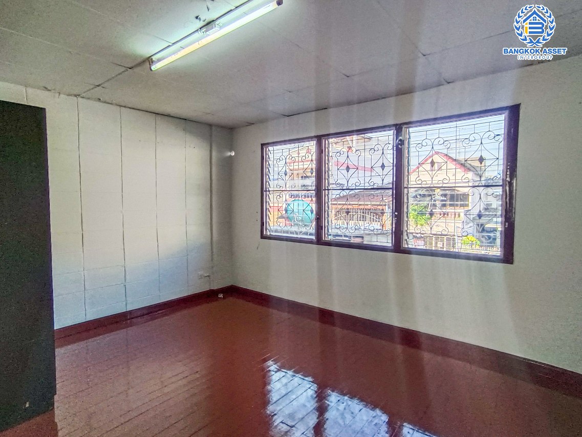 *****ทาวน์เฮ้าส์มือสองนนทบุรี หมู่บ้าน ประชานิเวศน์3 สามัคคี เนื้อที่กว้าง 21 ตร.ว. ฟังก์ชัน 2 ห้องนอน 2 ห้องน้ำ 1 ที่จอดรถ บ้านสภาพดี พร้อมเข้าอยู่ บนทำเลเดินทางสะดวก เชื่อมต่อถนนงามวงศ์วาน ใกล้ทางด่วน "ศรีรัช" และรถไฟฟ้าสายสีม่วง "สถาศูนย์ราชการนนทบุรี" เพียง 15 นาทีเท่านั้น!