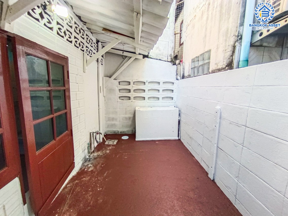 *****ทาวน์เฮ้าส์มือสองนนทบุรี หมู่บ้าน ประชานิเวศน์3 สามัคคี เนื้อที่กว้าง 21 ตร.ว. ฟังก์ชัน 2 ห้องนอน 2 ห้องน้ำ 1 ที่จอดรถ บ้านสภาพดี พร้อมเข้าอยู่ บนทำเลเดินทางสะดวก เชื่อมต่อถนนงามวงศ์วาน ใกล้ทางด่วน "ศรีรัช" และรถไฟฟ้าสายสีม่วง "สถาศูนย์ราชการนนทบุรี" เพียง 15 นาทีเท่านั้น!