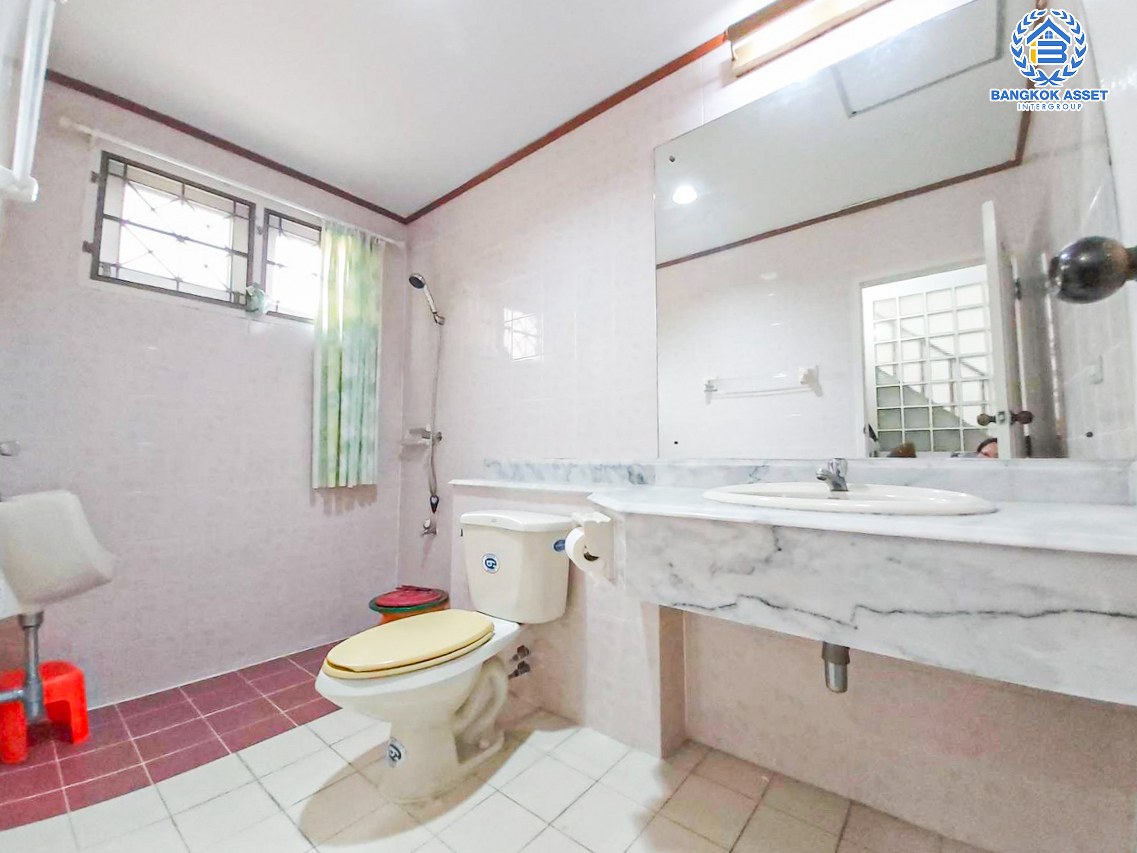 *****บ้านเดี่ยวมือสองนนทบุรี โครงการ ลัดดารมย์ ปิ่นเกล้า เนื้อที่กว้างมากถึง 69 ตร.ว. ฟังก์ชัน 4 ห้องนอน 5 ห้องน้ำ 2 ที่จอดรถ บ้านสภาพดี พร้อมเข้าอยู่ บนทำเลเดินทางสะดวก เชื่อมต่อ ถนนกาญจนาภิเษก, ถนนรัตนาธิเบศร์ เพียง 12 นาทีก็ถึงรถไฟฟ้าสายสีม่วง "สถานีตลาดบางใหญ่" จองเลย!