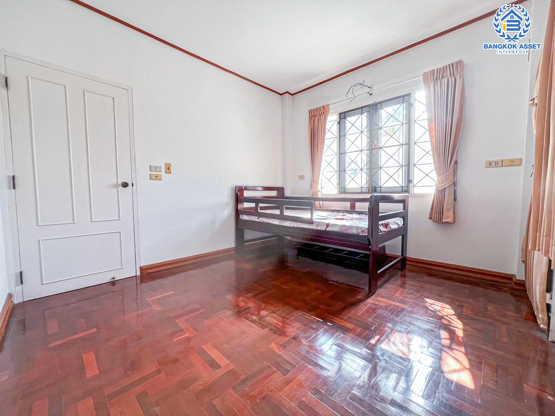 *****บ้านเดี่ยวมือสองนนทบุรี โครงการ ลัดดารมย์ ปิ่นเกล้า เนื้อที่กว้างมากถึง 69 ตร.ว. ฟังก์ชัน 4 ห้องนอน 5 ห้องน้ำ 2 ที่จอดรถ บ้านสภาพดี พร้อมเข้าอยู่ บนทำเลเดินทางสะดวก เชื่อมต่อ ถนนกาญจนาภิเษก, ถนนรัตนาธิเบศร์ เพียง 12 นาทีก็ถึงรถไฟฟ้าสายสีม่วง "สถานีตลาดบางใหญ่" จองเลย!