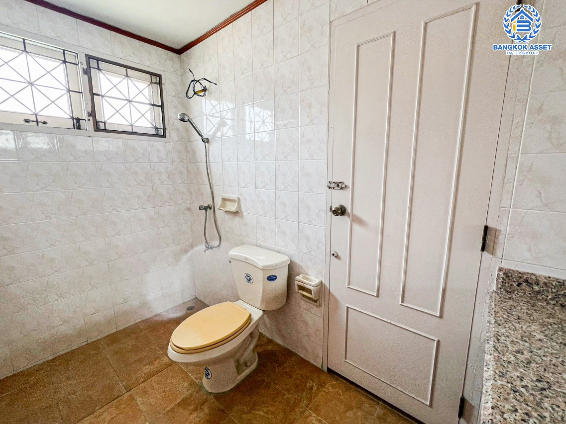 *****บ้านเดี่ยวมือสองนนทบุรี โครงการ ลัดดารมย์ ปิ่นเกล้า เนื้อที่กว้างมากถึง 69 ตร.ว. ฟังก์ชัน 4 ห้องนอน 5 ห้องน้ำ 2 ที่จอดรถ บ้านสภาพดี พร้อมเข้าอยู่ บนทำเลเดินทางสะดวก เชื่อมต่อ ถนนกาญจนาภิเษก, ถนนรัตนาธิเบศร์ เพียง 12 นาทีก็ถึงรถไฟฟ้าสายสีม่วง "สถานีตลาดบางใหญ่" จองเลย!