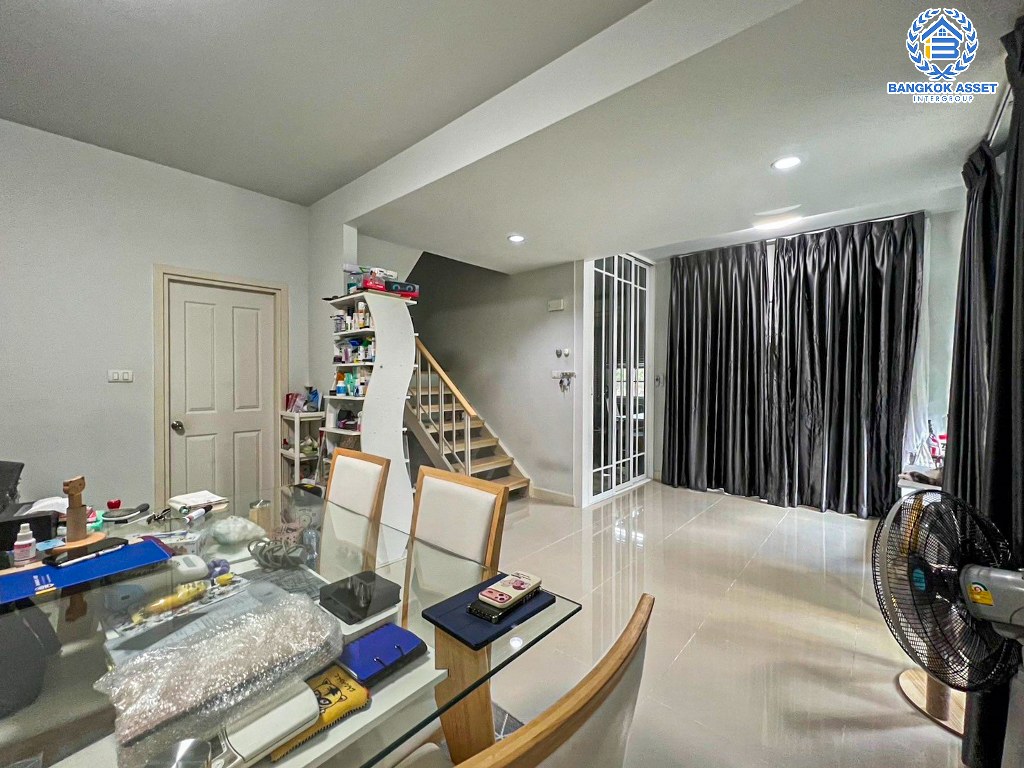 *****ทาวน์เฮ้าส์มือสอง โครงการ เดอะวิลเลจ กาญจนาภิเษก-ราชพฤกษ์2 หลังมุม เนื้อที่ 37.70 ตร.ว. ฟังก์ชัน 3 ห้องนอน 2 ห้องน้ำ บ้านสภาพดีเยี่ยม โครงการบนทำเลดี เชื่อมต่อถนนกาญจนาภิเษก ถนนบางกรวย-ไทรน้อย ถนนบางบัวทอง-สุพรรณบุรี ใกล้รถไฟฟ้าสายสีม่วง "สถานีคลองบางไผ่"