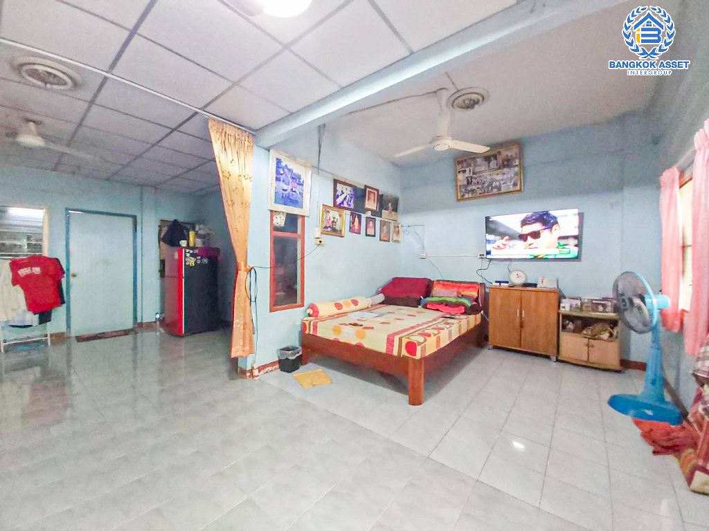 *****ทาวน์เฮ้าส์มือสอง โครงการ บัวทองธานี กาญจนาภิเษก เนื้อที่ 19.50 ตร.ว. ฟังก์ชัน 3 ห้องนอน 2 ห้องน้ำ บ้านพร้อมอยู่  บนทำเลดี การเดินทางสะดวกสบายติดถนนใหญ่ เชื่อมต่อถนนกาญจนาภิเษก ถนนบางกรวย-ไทรน้อย ใกล้รถไฟฟ้าสายสีม่วง "สถานีคลองบางไผ่" และจุดขึ้นทางด่วน "ศรีรัช"