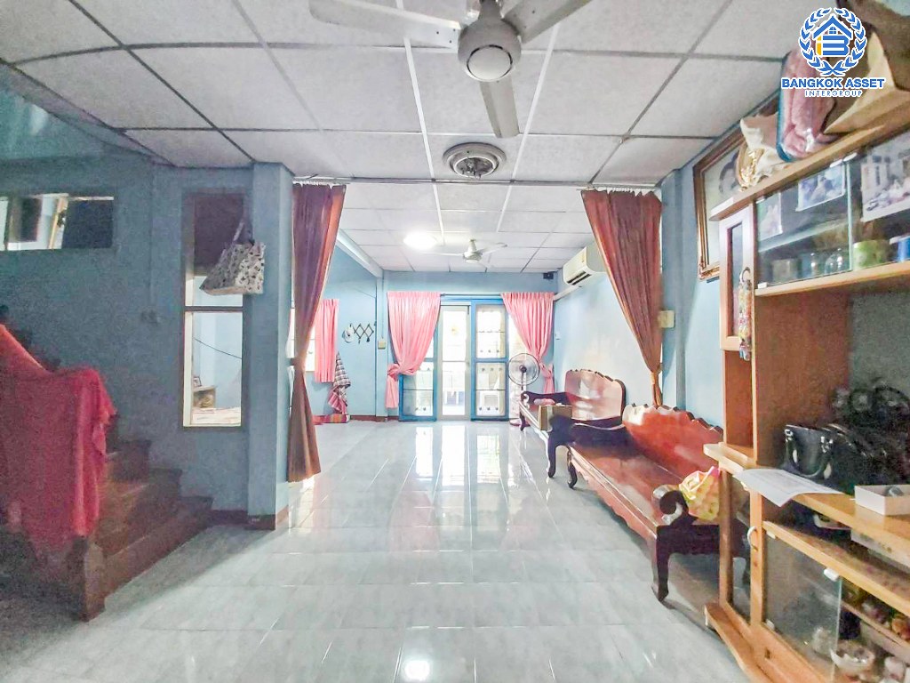 *****ทาวน์เฮ้าส์มือสอง โครงการ บัวทองธานี กาญจนาภิเษก เนื้อที่ 19.50 ตร.ว. ฟังก์ชัน 3 ห้องนอน 2 ห้องน้ำ บ้านพร้อมอยู่  บนทำเลดี การเดินทางสะดวกสบายติดถนนใหญ่ เชื่อมต่อถนนกาญจนาภิเษก ถนนบางกรวย-ไทรน้อย ใกล้รถไฟฟ้าสายสีม่วง "สถานีคลองบางไผ่" และจุดขึ้นทางด่วน "ศรีรัช"