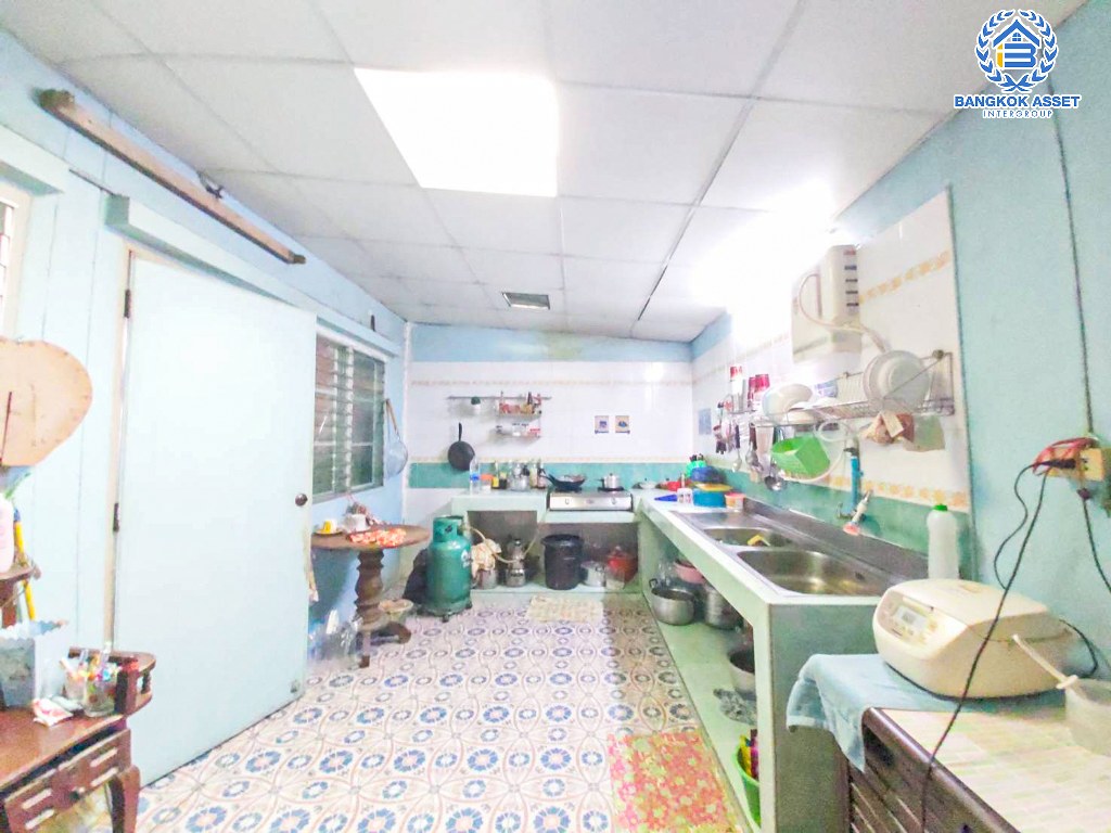 *****ทาวน์เฮ้าส์มือสอง โครงการ บัวทองธานี กาญจนาภิเษก เนื้อที่ 19.50 ตร.ว. ฟังก์ชัน 3 ห้องนอน 2 ห้องน้ำ บ้านพร้อมอยู่  บนทำเลดี การเดินทางสะดวกสบายติดถนนใหญ่ เชื่อมต่อถนนกาญจนาภิเษก ถนนบางกรวย-ไทรน้อย ใกล้รถไฟฟ้าสายสีม่วง "สถานีคลองบางไผ่" และจุดขึ้นทางด่วน "ศรีรัช"