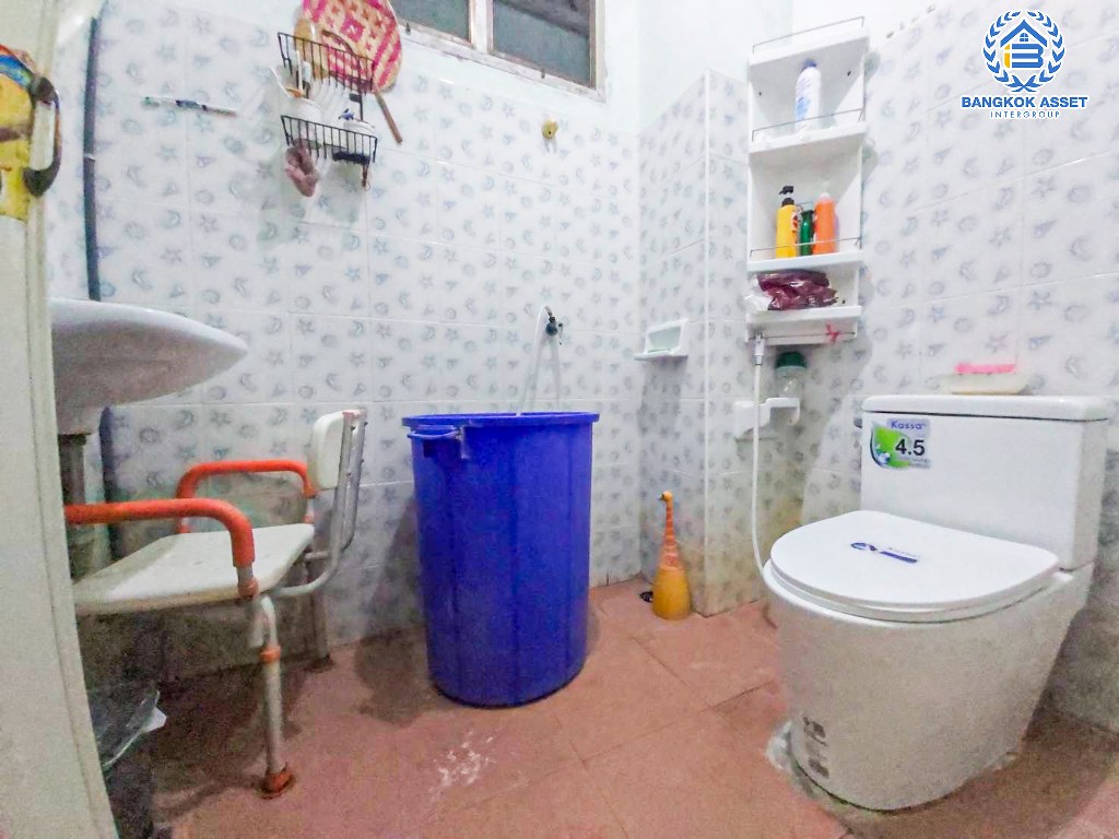 *****ทาวน์เฮ้าส์มือสอง โครงการ บัวทองธานี กาญจนาภิเษก เนื้อที่ 19.50 ตร.ว. ฟังก์ชัน 3 ห้องนอน 2 ห้องน้ำ บ้านพร้อมอยู่  บนทำเลดี การเดินทางสะดวกสบายติดถนนใหญ่ เชื่อมต่อถนนกาญจนาภิเษก ถนนบางกรวย-ไทรน้อย ใกล้รถไฟฟ้าสายสีม่วง "สถานีคลองบางไผ่" และจุดขึ้นทางด่วน "ศรีรัช"