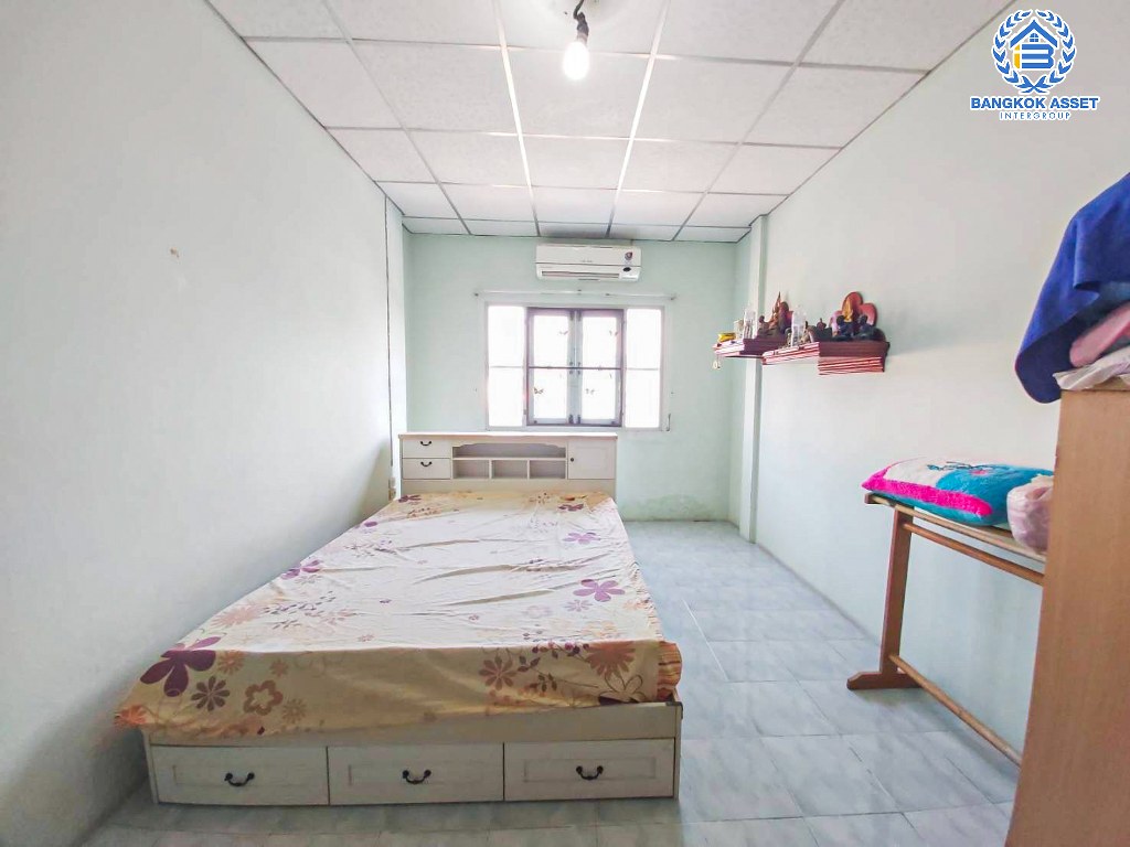 *****ทาวน์เฮ้าส์มือสอง โครงการ บัวทองธานี กาญจนาภิเษก เนื้อที่ 19.50 ตร.ว. ฟังก์ชัน 3 ห้องนอน 2 ห้องน้ำ บ้านพร้อมอยู่  บนทำเลดี การเดินทางสะดวกสบายติดถนนใหญ่ เชื่อมต่อถนนกาญจนาภิเษก ถนนบางกรวย-ไทรน้อย ใกล้รถไฟฟ้าสายสีม่วง "สถานีคลองบางไผ่" และจุดขึ้นทางด่วน "ศรีรัช"