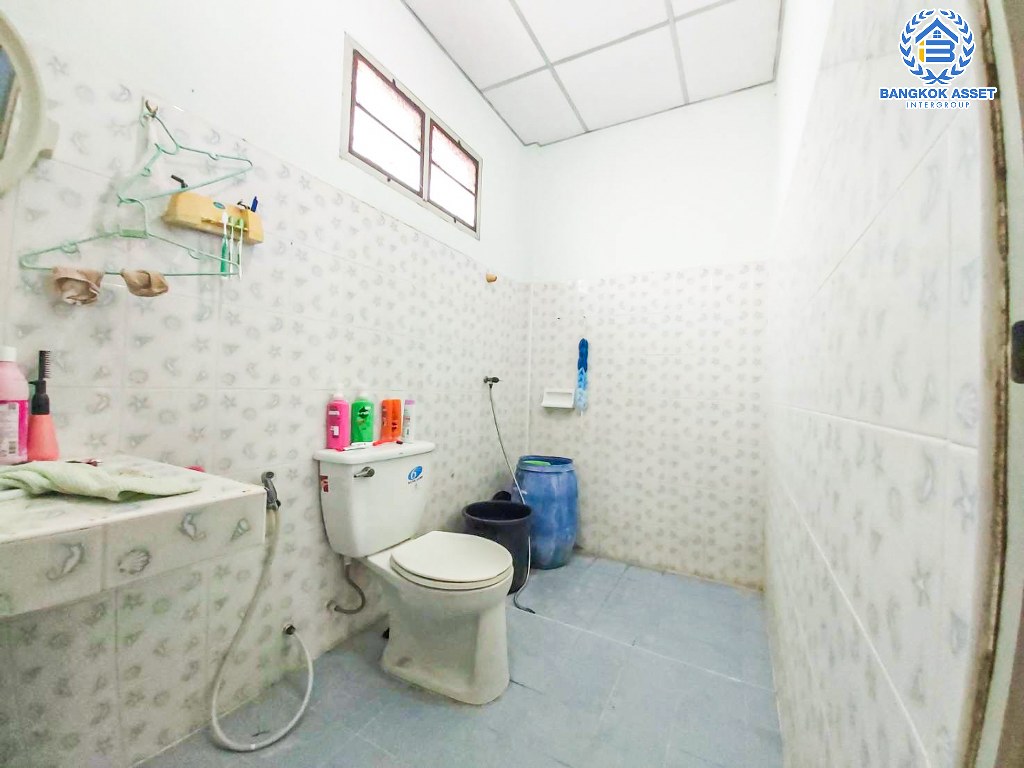 *****ทาวน์เฮ้าส์มือสอง โครงการ บัวทองธานี กาญจนาภิเษก เนื้อที่ 19.50 ตร.ว. ฟังก์ชัน 3 ห้องนอน 2 ห้องน้ำ บ้านพร้อมอยู่  บนทำเลดี การเดินทางสะดวกสบายติดถนนใหญ่ เชื่อมต่อถนนกาญจนาภิเษก ถนนบางกรวย-ไทรน้อย ใกล้รถไฟฟ้าสายสีม่วง "สถานีคลองบางไผ่" และจุดขึ้นทางด่วน "ศรีรัช"