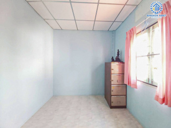 *****ทาวน์เฮ้าส์มือสอง โครงการ บัวทองธานี กาญจนาภิเษก เนื้อที่ 19.50 ตร.ว. ฟังก์ชัน 3 ห้องนอน 2 ห้องน้ำ บ้านพร้อมอยู่  บนทำเลดี การเดินทางสะดวกสบายติดถนนใหญ่ เชื่อมต่อถนนกาญจนาภิเษก ถนนบางกรวย-ไทรน้อย ใกล้รถไฟฟ้าสายสีม่วง "สถานีคลองบางไผ่" และจุดขึ้นทางด่วน "ศรีรัช"