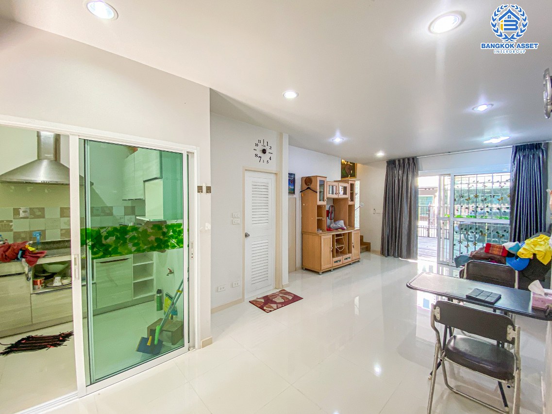 *****ทาวน์โฮม 3 ชั้นมือสองนนทบุรี โครงการ บารอนเนียทาวน์ ท่าน้ำนนท์ หลังมุม เนื้อที่กว้างขวางถึง 38 ตร.ว. ฟังก์ชันครบครัน 3 ห้องนอน 4 ห้องน้ำ 2 ที่จอดรถ บ้านพร้อมอยู่ แถมฟรี! 4 เครื่องปรับอากาศ บนทำเลเดินทางสะดวก ใกล้รถไฟฟ้าสายสีม่วง "สถานีแยกติวานนท์" และจุดขึ้นทางด่วน "ศรีรัช"