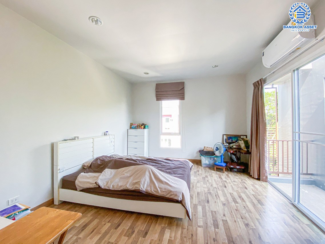 *****ทาวน์โฮม 3 ชั้นมือสองนนทบุรี โครงการ บารอนเนียทาวน์ ท่าน้ำนนท์ หลังมุม เนื้อที่กว้างขวางถึง 38 ตร.ว. ฟังก์ชันครบครัน 3 ห้องนอน 4 ห้องน้ำ 2 ที่จอดรถ บ้านพร้อมอยู่ แถมฟรี! 4 เครื่องปรับอากาศ บนทำเลเดินทางสะดวก ใกล้รถไฟฟ้าสายสีม่วง "สถานีแยกติวานนท์" และจุดขึ้นทางด่วน "ศรีรัช"