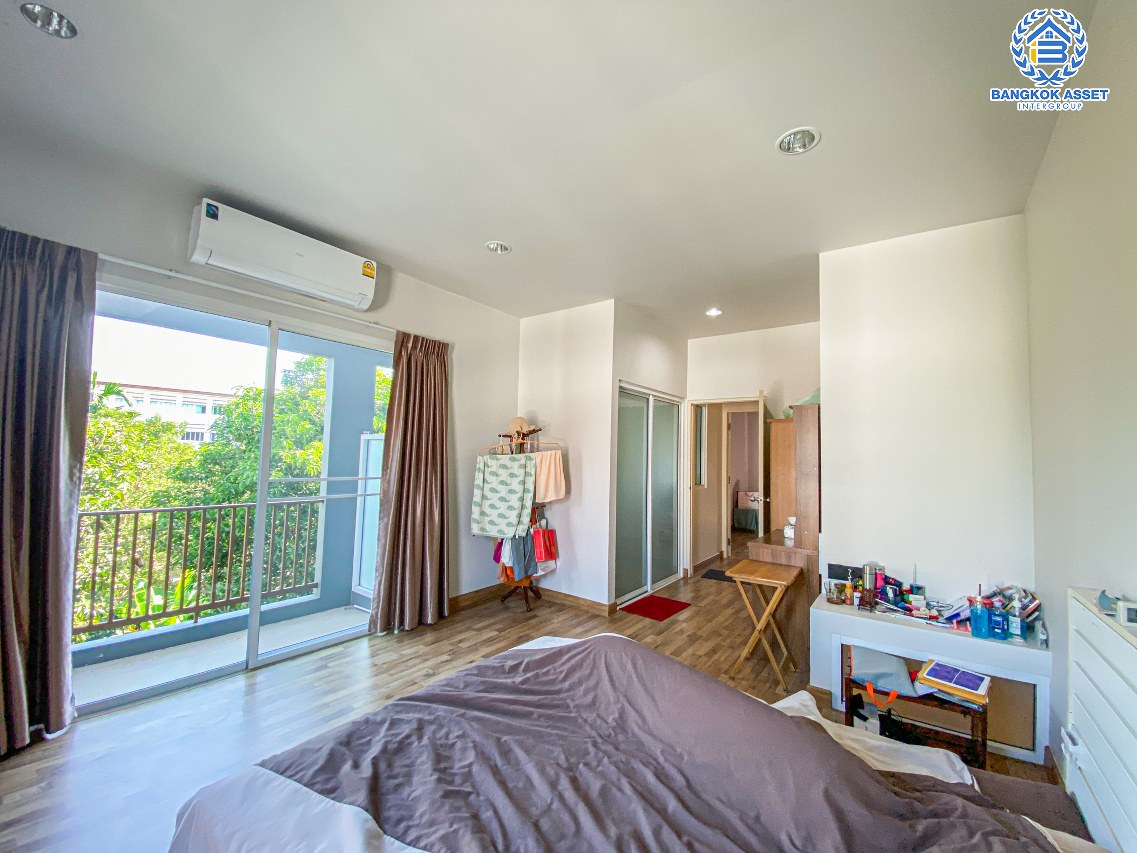 *****ทาวน์โฮม 3 ชั้นมือสองนนทบุรี โครงการ บารอนเนียทาวน์ ท่าน้ำนนท์ หลังมุม เนื้อที่กว้างขวางถึง 38 ตร.ว. ฟังก์ชันครบครัน 3 ห้องนอน 4 ห้องน้ำ 2 ที่จอดรถ บ้านพร้อมอยู่ แถมฟรี! 4 เครื่องปรับอากาศ บนทำเลเดินทางสะดวก ใกล้รถไฟฟ้าสายสีม่วง "สถานีแยกติวานนท์" และจุดขึ้นทางด่วน "ศรีรัช"