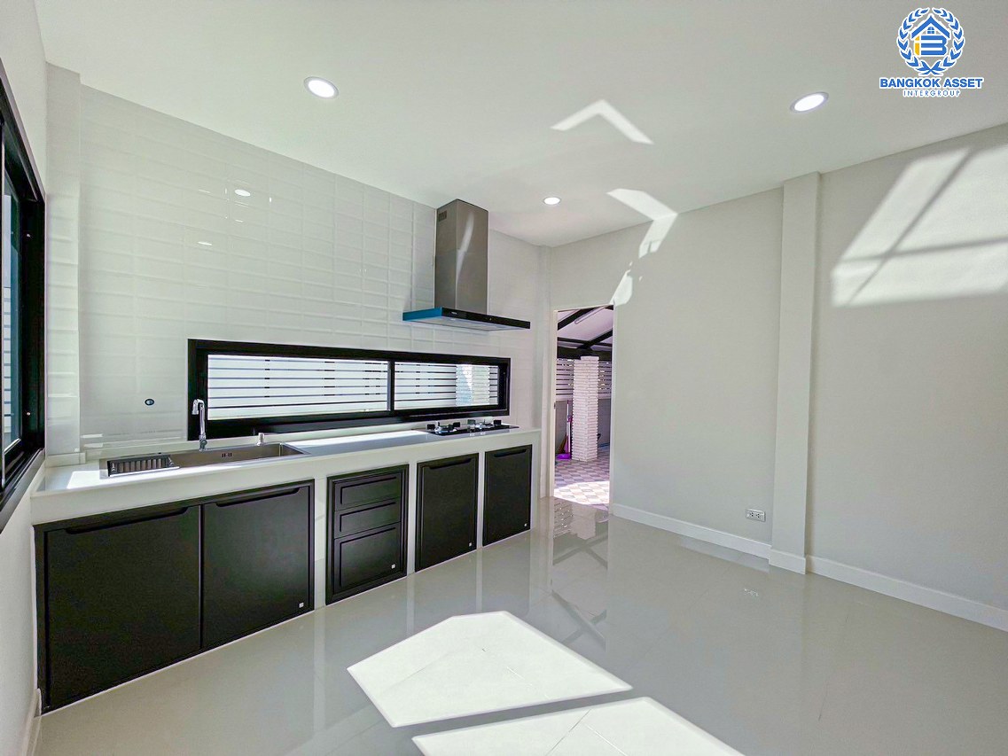 *****บ้านเดี่ยวมือสองนนทบุรี โครงการ กฤษดานคร10 รัตนาธิเบศร์ เนื้อที่กว้างขวางถึง 108 ตร.ว. ฟังก์ชัน 5 ห้องนอน 4 ห้องน้ำ 2 ที่จอดรถ พร้อมห้องแม่บ้าน บ้านรีโนเวทใหม่ แถมฟรี! ปั๊มน้ำพร้อมแทงค์น้ำ บนทำเลติด ถนนรัตนาธิเบศร์ ใกล้รถไฟฟ้าสายสีม่วง "สถานีสามแยกบางใหญ่" และจุดขึ้นทางด่วน "ศรีรัช" จองเลย!