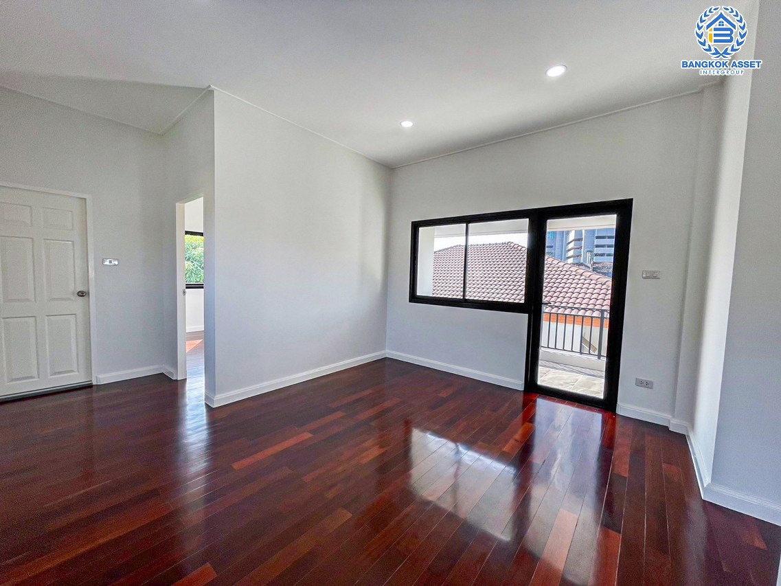 *****บ้านเดี่ยวมือสองนนทบุรี โครงการ กฤษดานคร10 รัตนาธิเบศร์ เนื้อที่กว้างขวางถึง 108 ตร.ว. ฟังก์ชัน 5 ห้องนอน 4 ห้องน้ำ 2 ที่จอดรถ พร้อมห้องแม่บ้าน บ้านรีโนเวทใหม่ แถมฟรี! ปั๊มน้ำพร้อมแทงค์น้ำ บนทำเลติด ถนนรัตนาธิเบศร์ ใกล้รถไฟฟ้าสายสีม่วง "สถานีสามแยกบางใหญ่" และจุดขึ้นทางด่วน "ศรีรัช" จองเลย!