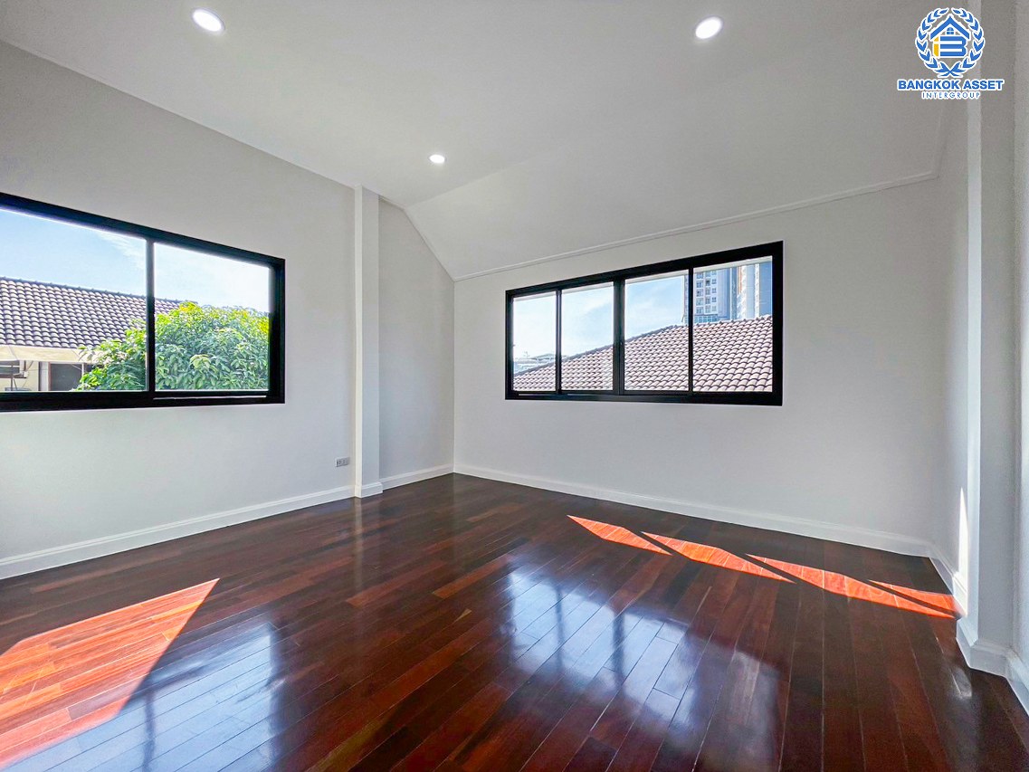 *****บ้านเดี่ยวมือสองนนทบุรี โครงการ กฤษดานคร10 รัตนาธิเบศร์ เนื้อที่กว้างขวางถึง 108 ตร.ว. ฟังก์ชัน 5 ห้องนอน 4 ห้องน้ำ 2 ที่จอดรถ พร้อมห้องแม่บ้าน บ้านรีโนเวทใหม่ แถมฟรี! ปั๊มน้ำพร้อมแทงค์น้ำ บนทำเลติด ถนนรัตนาธิเบศร์ ใกล้รถไฟฟ้าสายสีม่วง "สถานีสามแยกบางใหญ่" และจุดขึ้นทางด่วน "ศรีรัช" จองเลย!