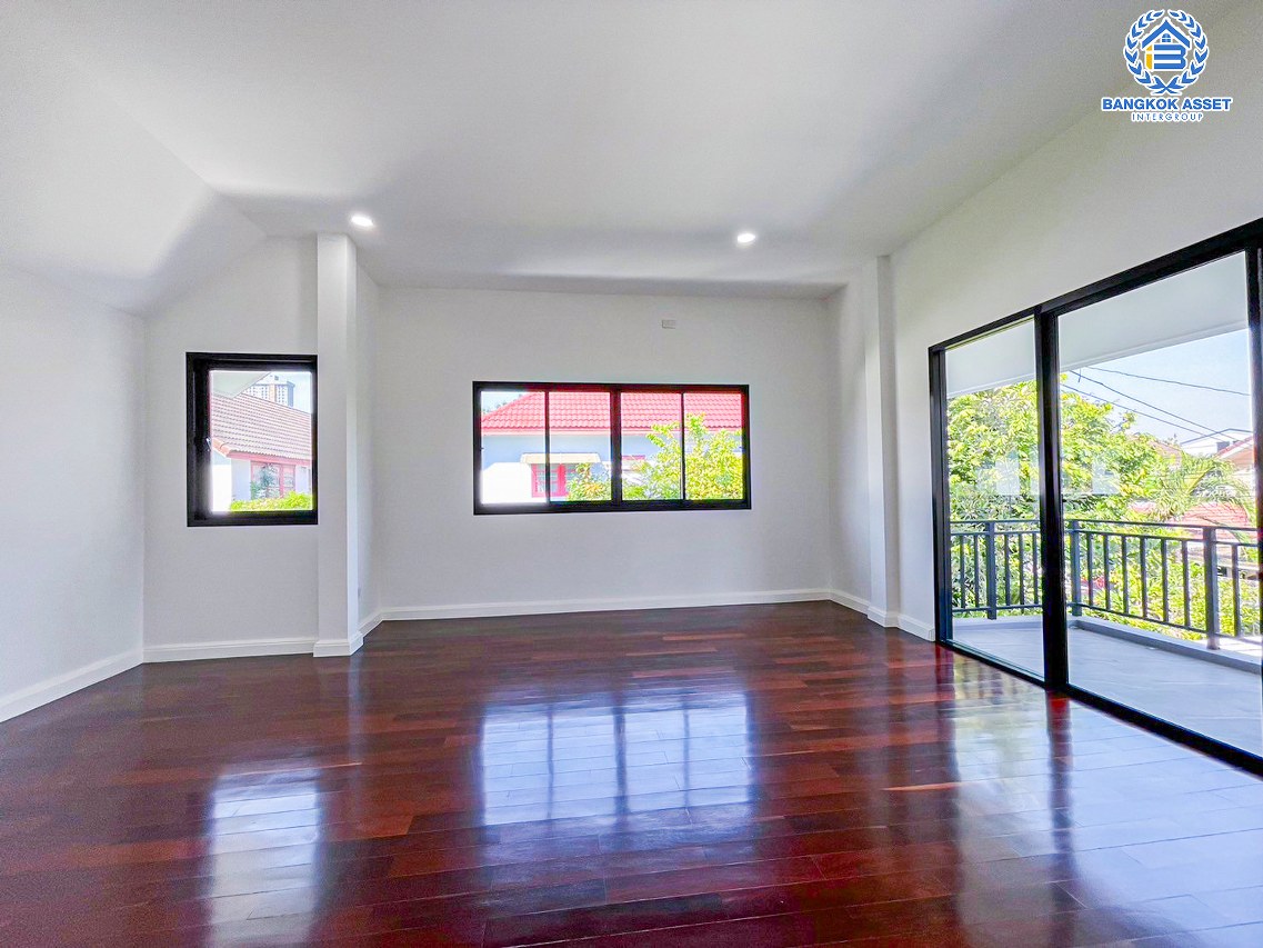 *****บ้านเดี่ยวมือสองนนทบุรี โครงการ กฤษดานคร10 รัตนาธิเบศร์ เนื้อที่กว้างขวางถึง 108 ตร.ว. ฟังก์ชัน 5 ห้องนอน 4 ห้องน้ำ 2 ที่จอดรถ พร้อมห้องแม่บ้าน บ้านรีโนเวทใหม่ แถมฟรี! ปั๊มน้ำพร้อมแทงค์น้ำ บนทำเลติด ถนนรัตนาธิเบศร์ ใกล้รถไฟฟ้าสายสีม่วง "สถานีสามแยกบางใหญ่" และจุดขึ้นทางด่วน "ศรีรัช" จองเลย!